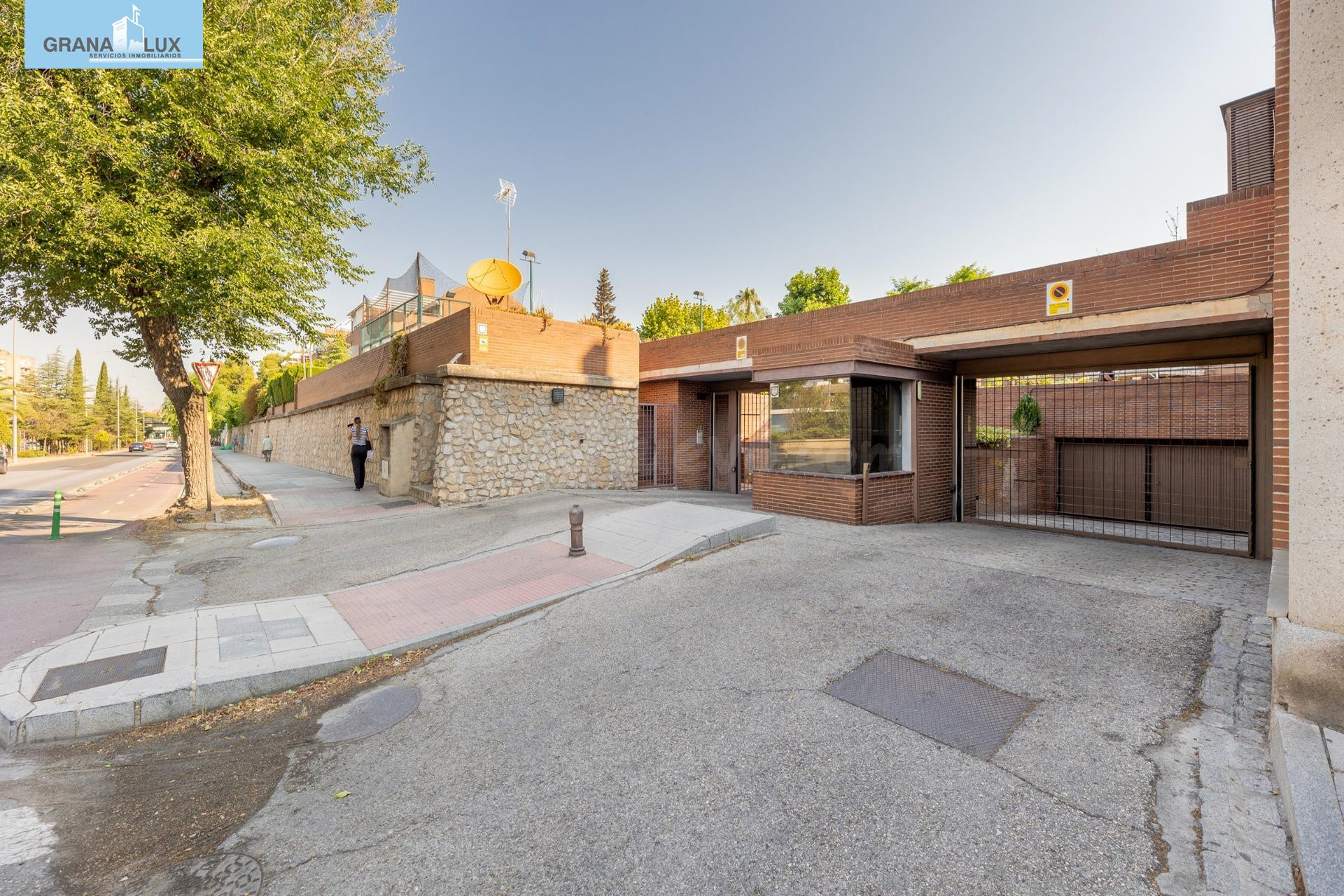 CHALET ADOSADO EN ZONA LA CALETA - foto 2
