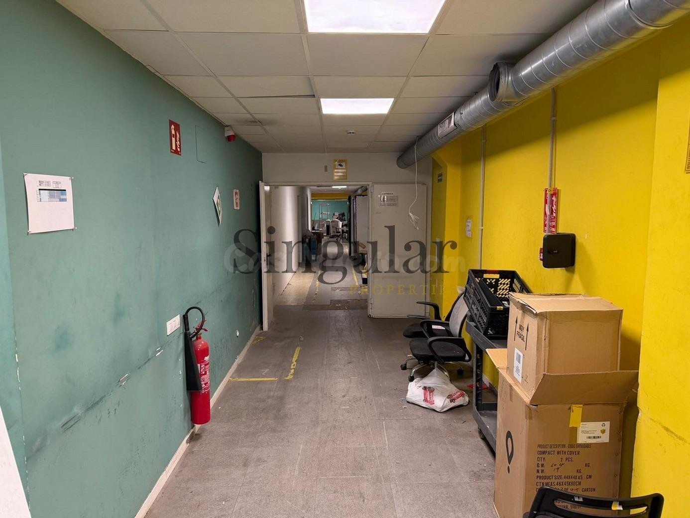 Local comercial junto a la Sagrada Familia en zona de alto t - foto 2