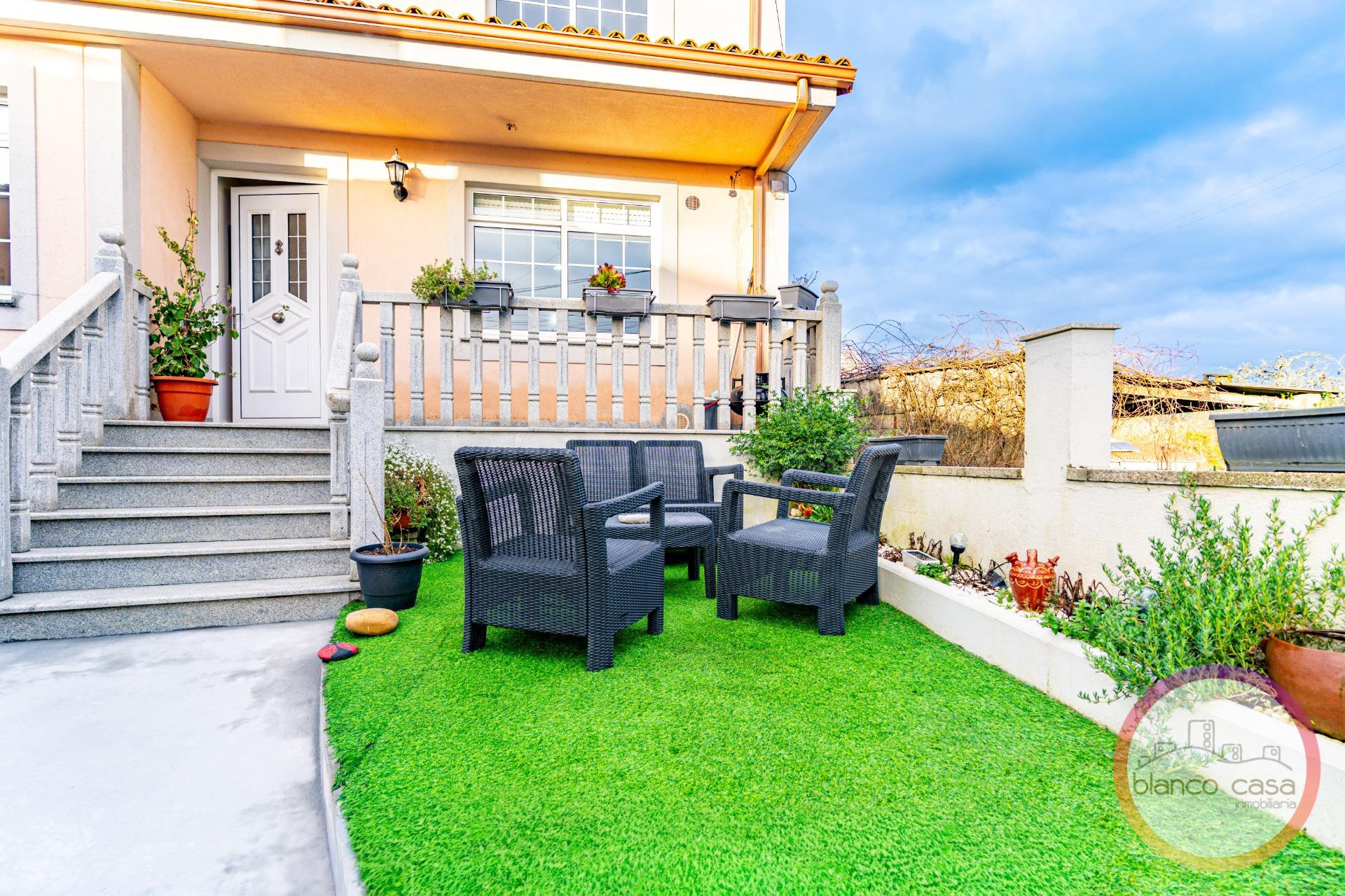 ¡CASA para ENTRA a VIVIR con TERRENO en Ardaña (Carballo) por 279.900€!