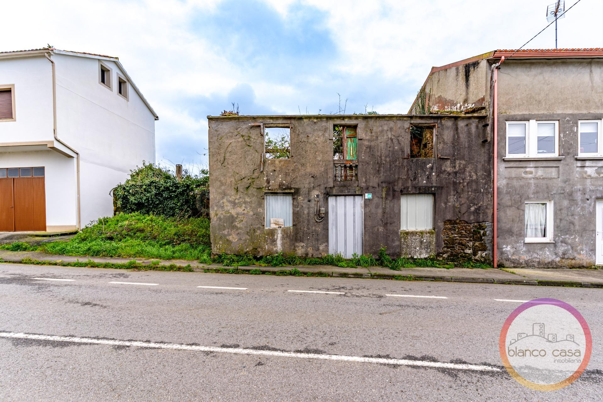 CASA DE PIEDRA con TERRENO para REHABILITAR en LG. PIÑEIRO (Carballo - A Coruña)