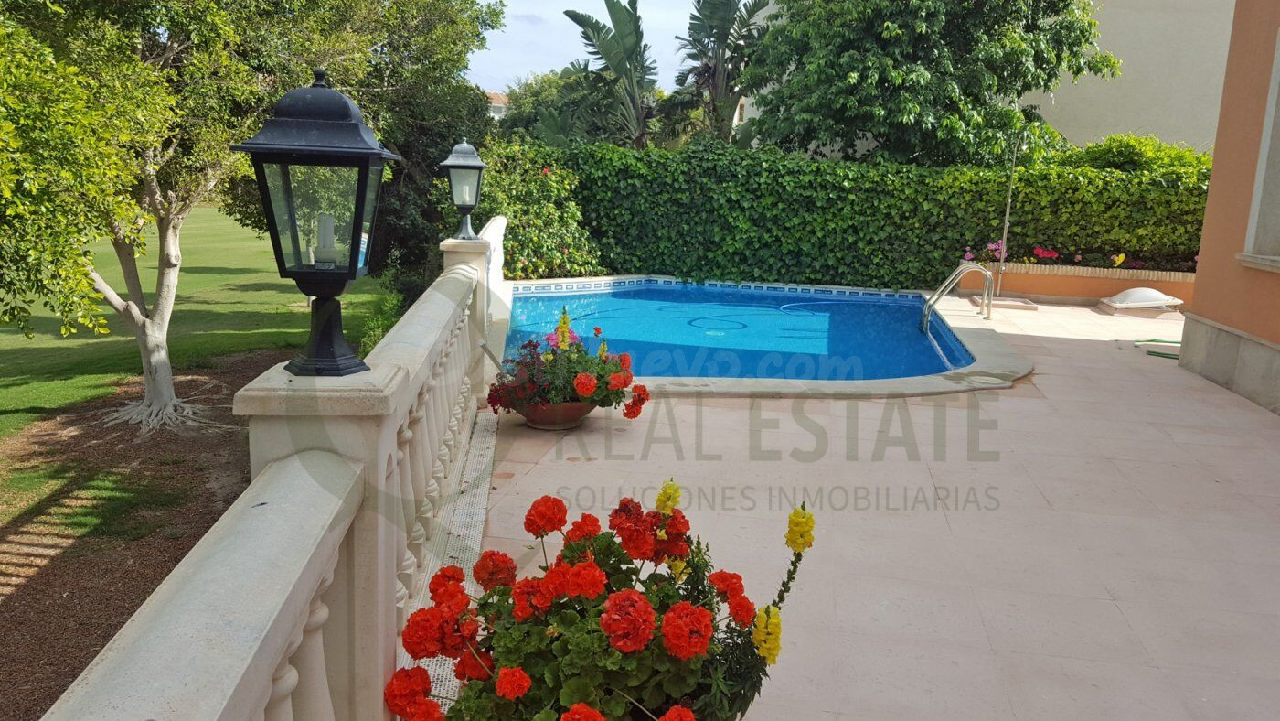 EXCLUSIVO CHALET EN ALQUILER EN LA ZONA DEL GOLF EN PLAYA DE - foto 4
