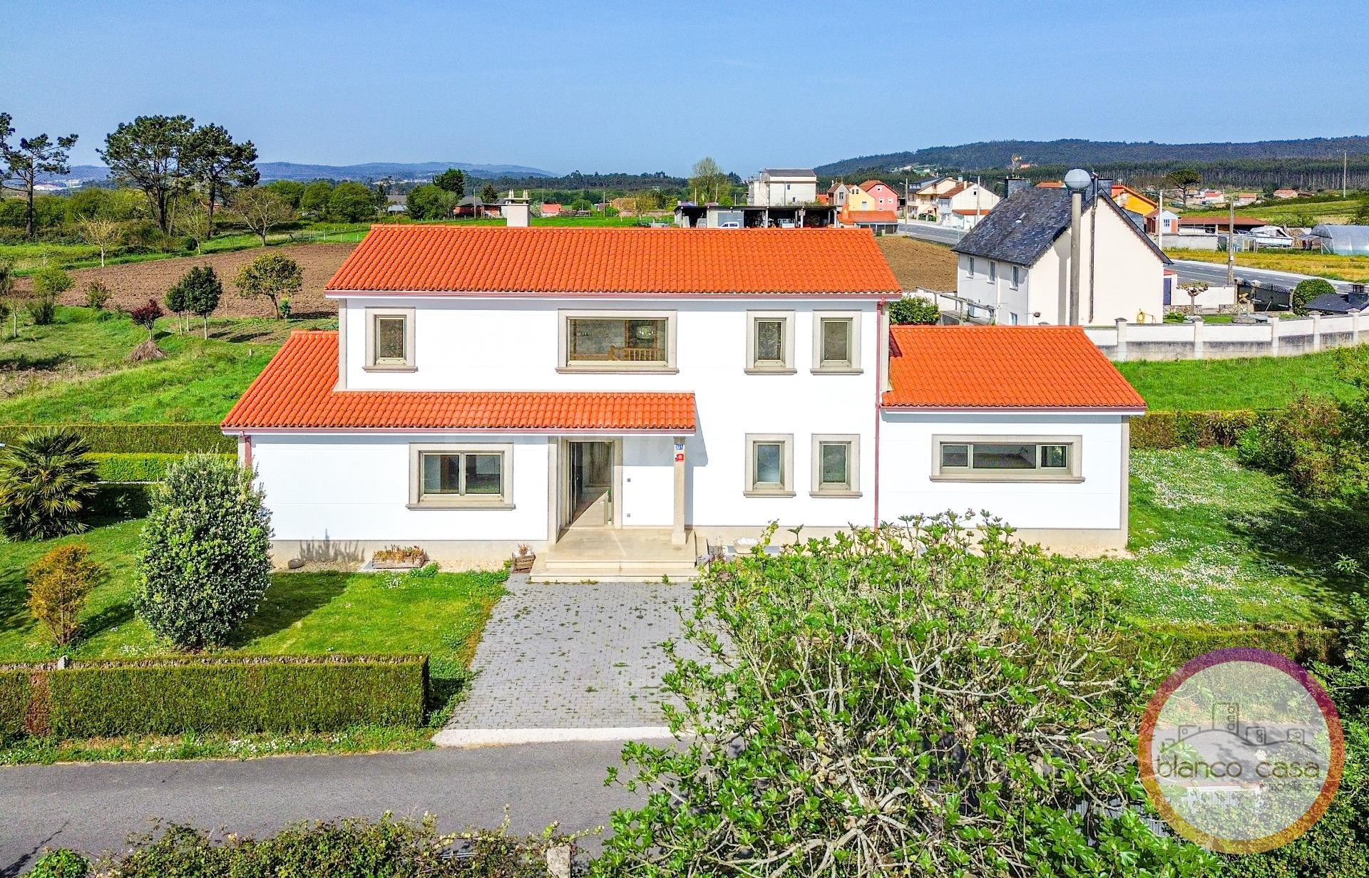 ¡AMPLIA CASA  a 10 MINUTOS de la PLAYA con GEOTERMIA,  SÓTANO  y TERRENO por 475.000 en A Laracha( A Coruña)… !!