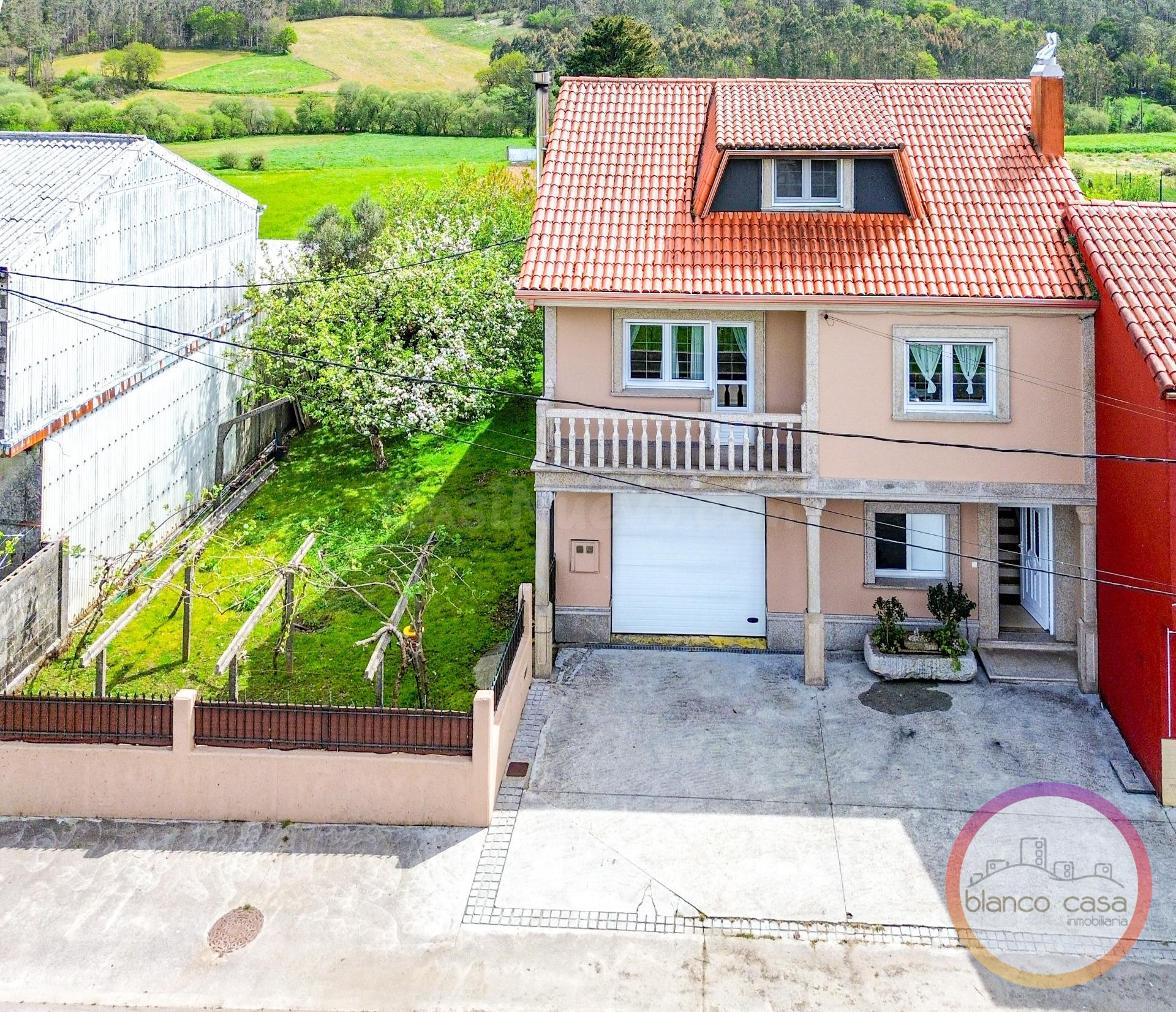 ¡CASA LISTA para ENTRAR con 382 m2 con TERRAZA+ TERRENO por 