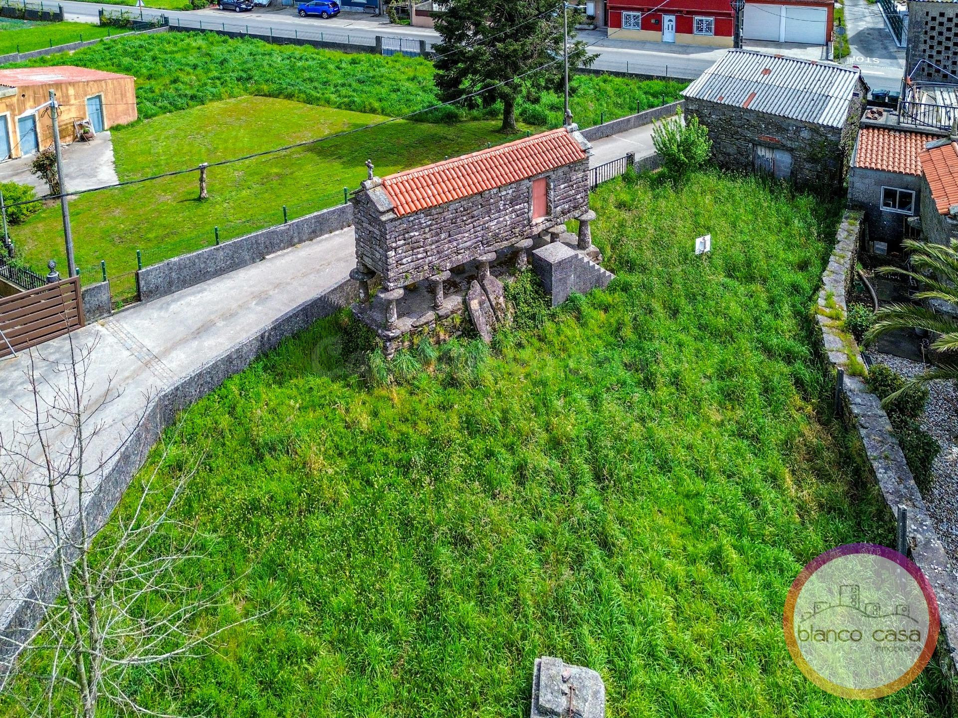 FINCA RÚSTICA con HÓRREO y GALPÓN de Piedra (OLVEIRA — DUMBR