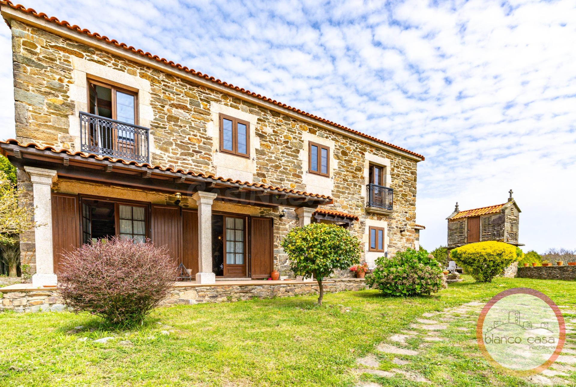 REFUGIO de LUJO con PISTA DE TENIS  + FINCA CERRADA  +HORREO a 1KM de la PLAYA  en Malpica de Bergantiñas por 599.990€