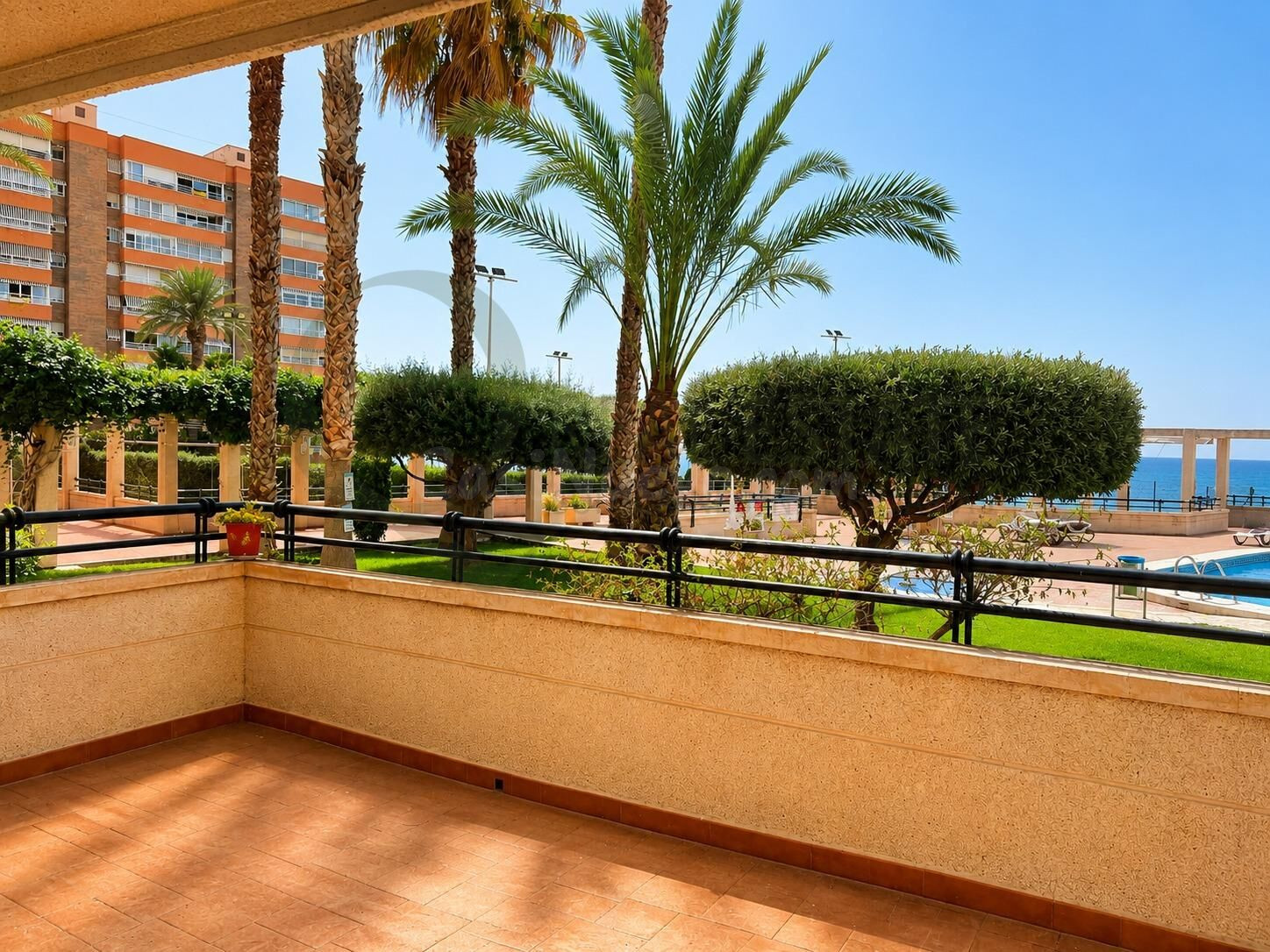 Piso en Venta en primera línea de mar con gran terraza y vis - foto 2