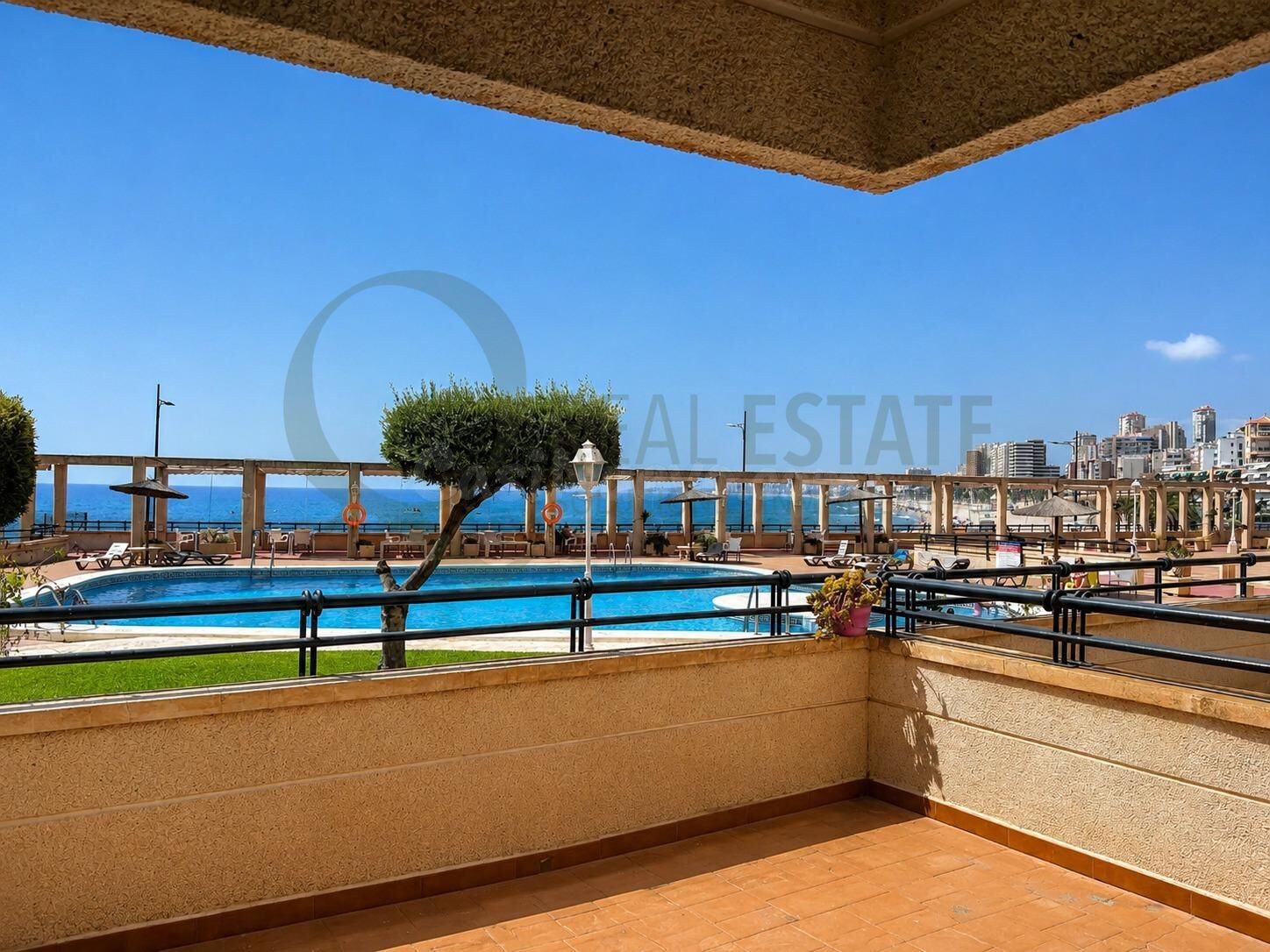 Piso en Venta en primera línea de mar con gran terraza y vis - foto 3