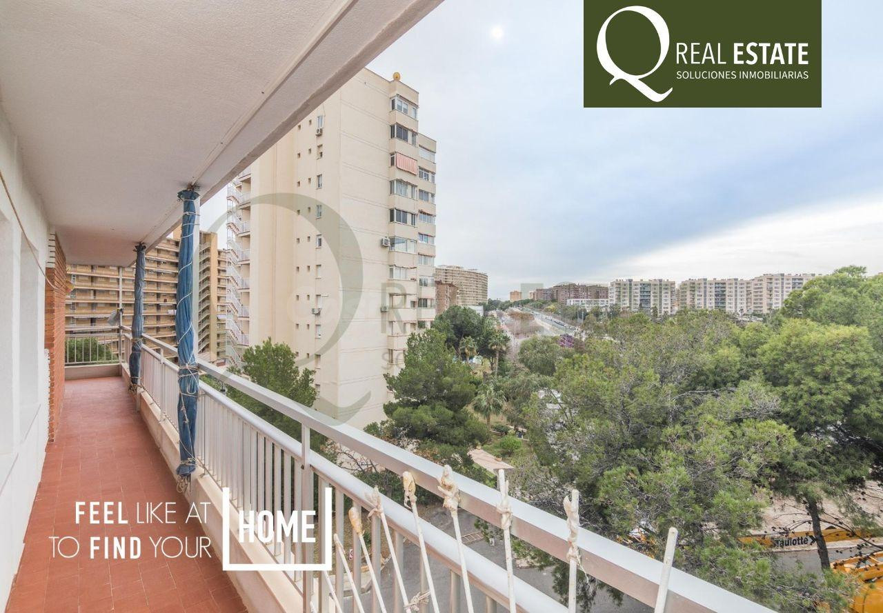 Piso en Playa de San Juan con amplia terraza y urbanización completa.