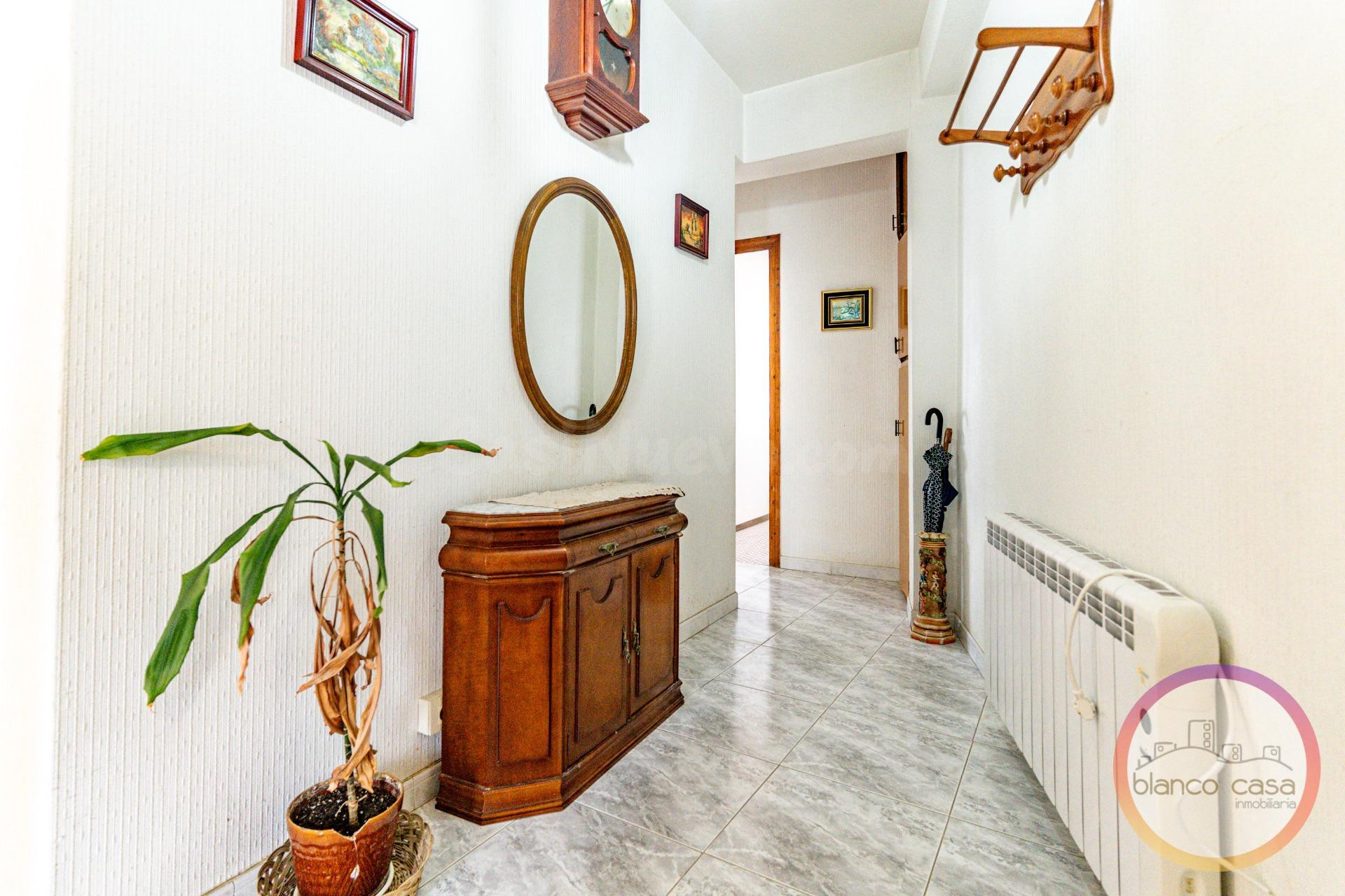 ¡Por 125.000 € compras un PISO , un BAJO y un TRASTERO a 170 - foto 2