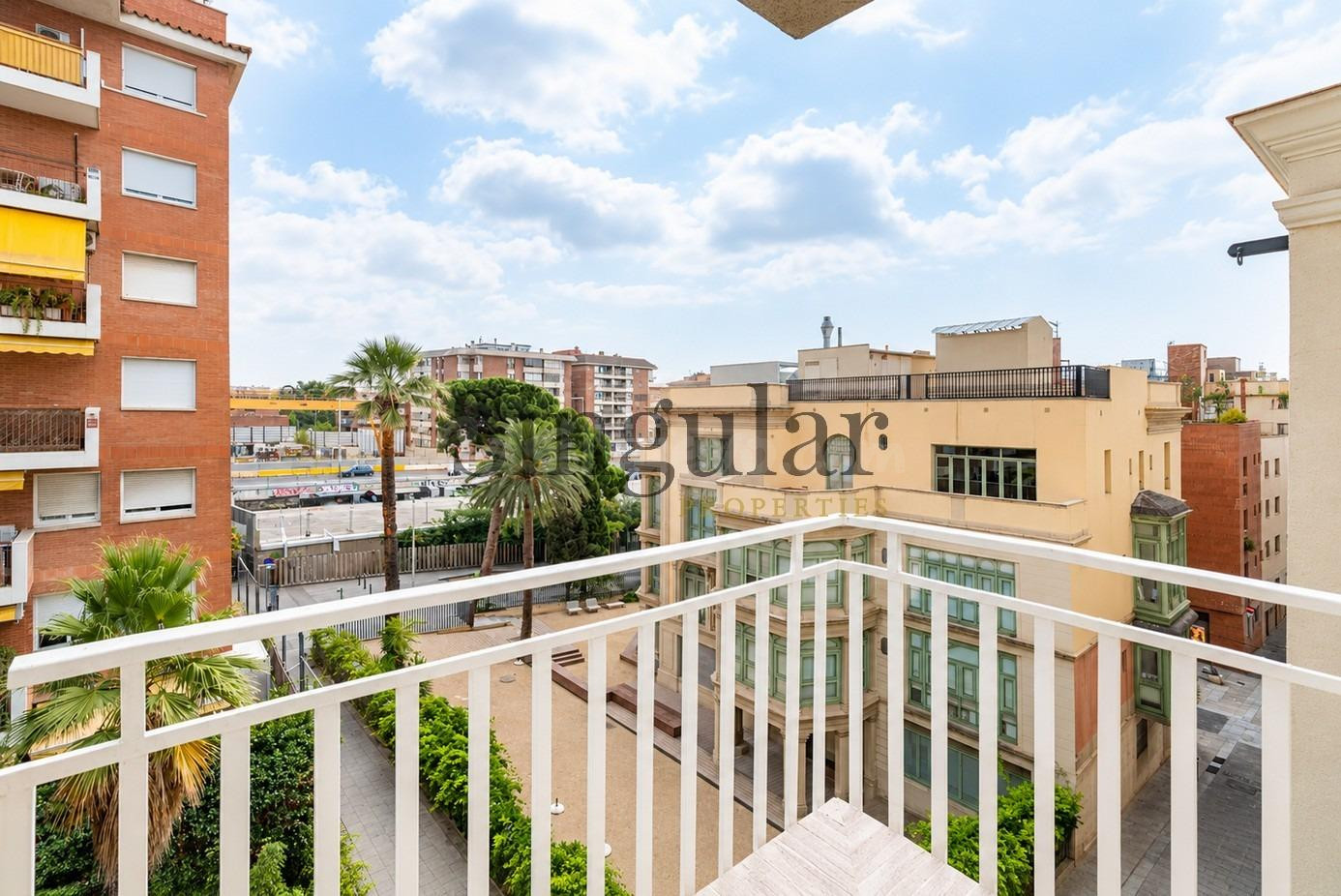 Exclusivo piso exterior con balcón y parking en el corazón de Sarrià