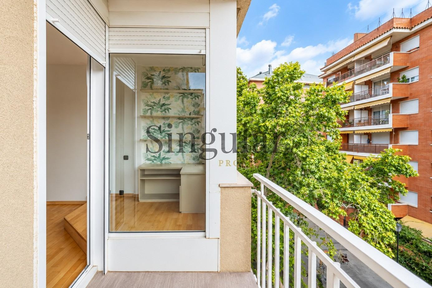 Exclusivo piso exterior con balcón y parking en el corazón de Sarrià - foto 2