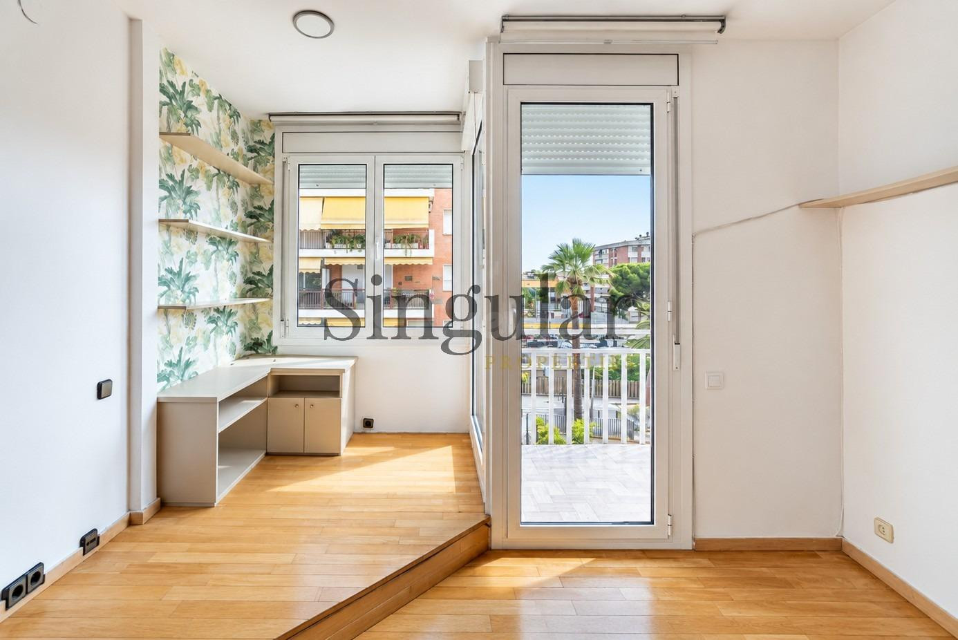 Exclusivo piso exterior con balcón y parking en el corazón de Sarrià - foto 3