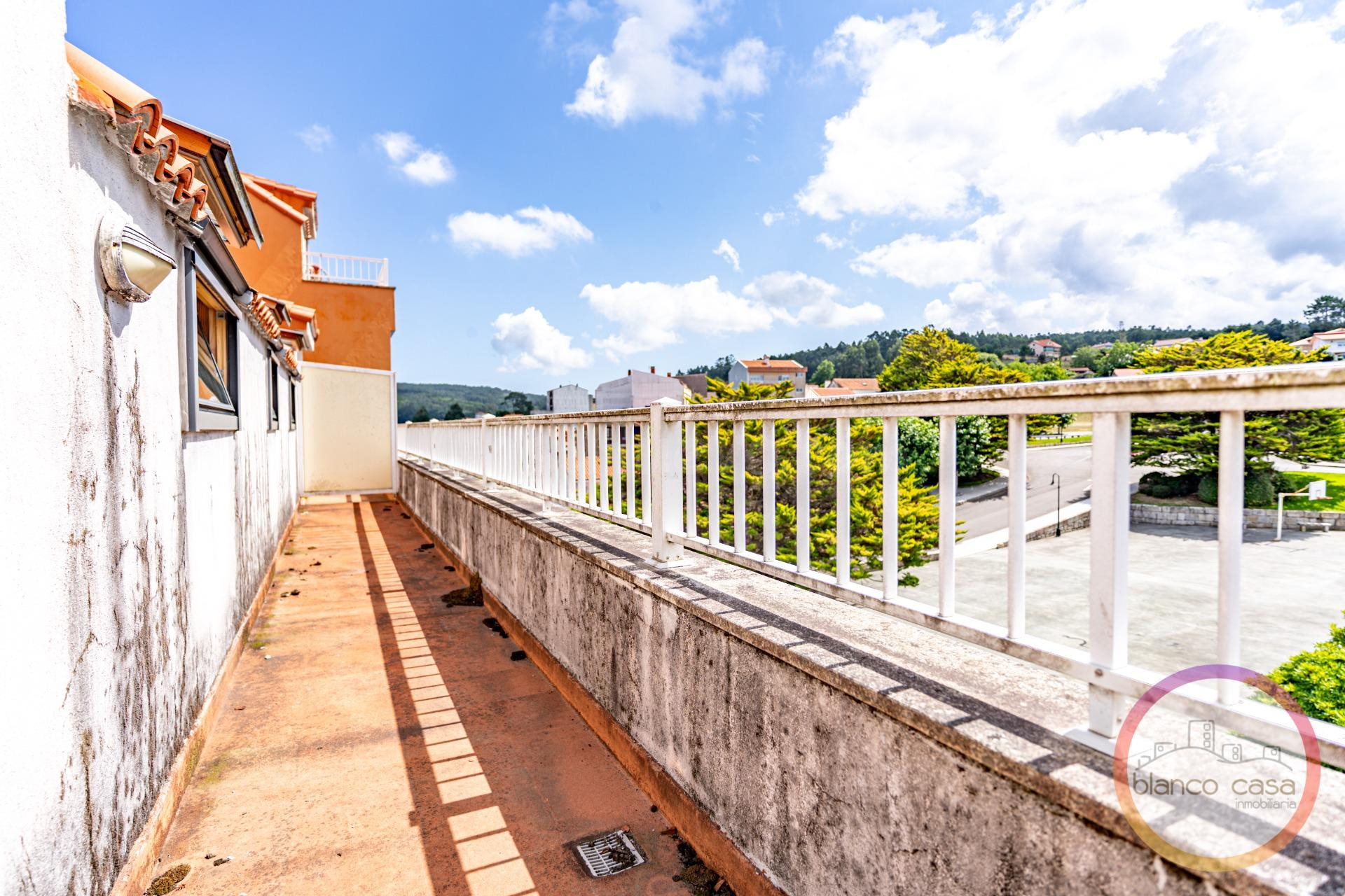 ÁTICO CON TERRAZA, ASCENSOR, GARAJE Y TRASTERO EN PONTECESO  - foto 3