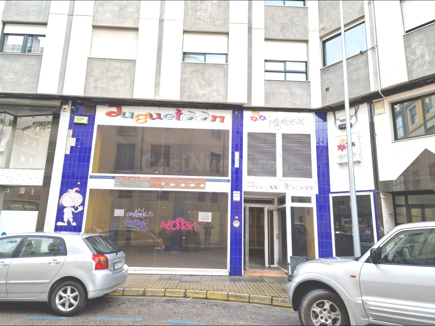 Local acondicionado con entreplanta y sotano.
