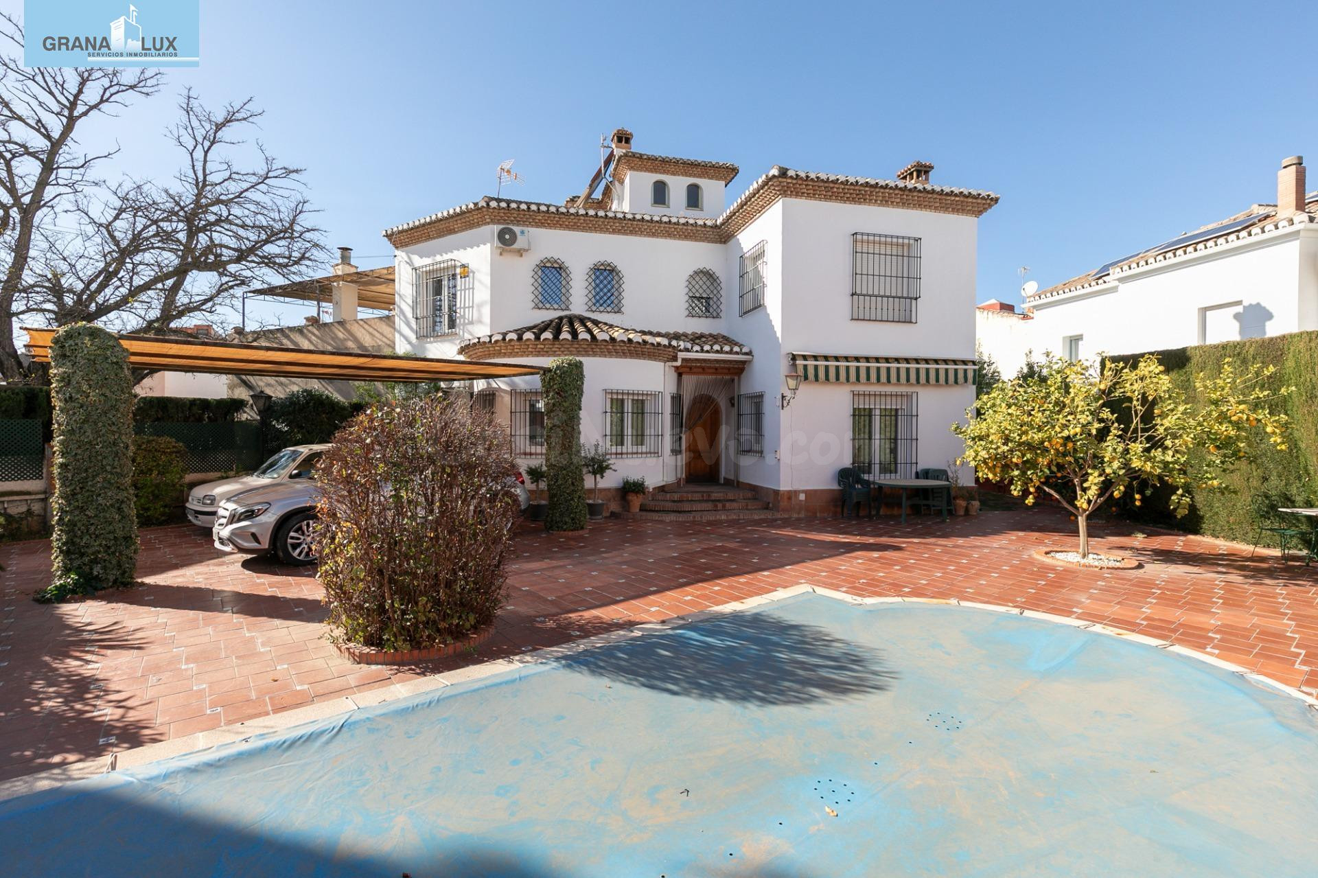 Chalet independiente con jardín y piscina - Vistas a Sierra 