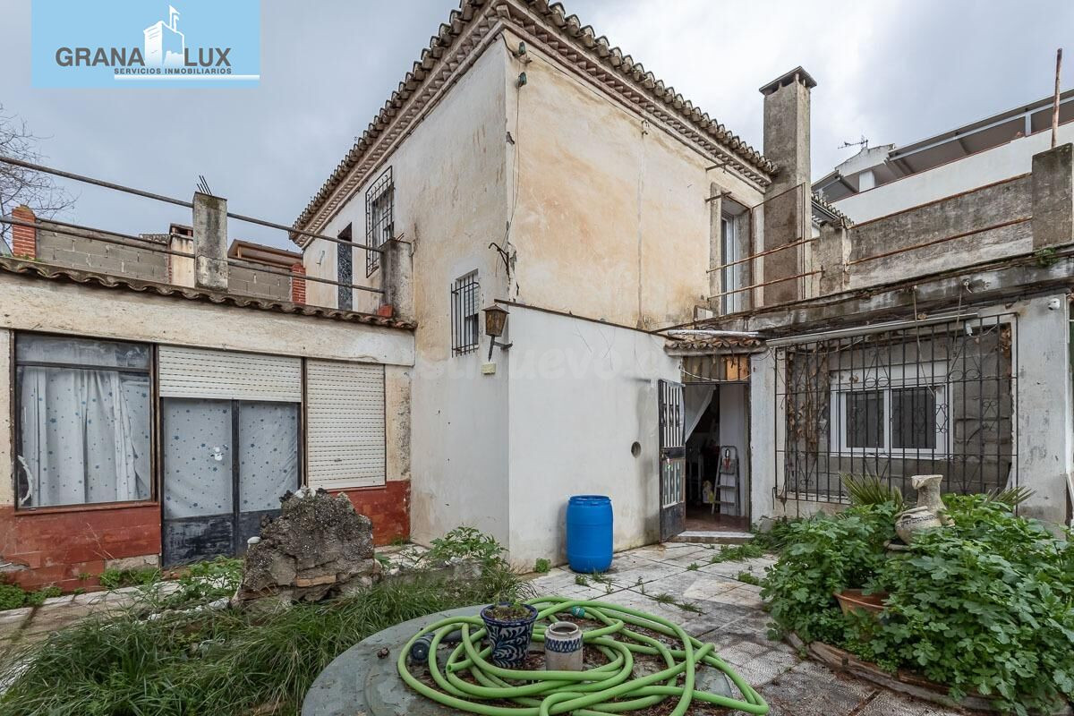 Casa con Parcela a Reformar en Granada