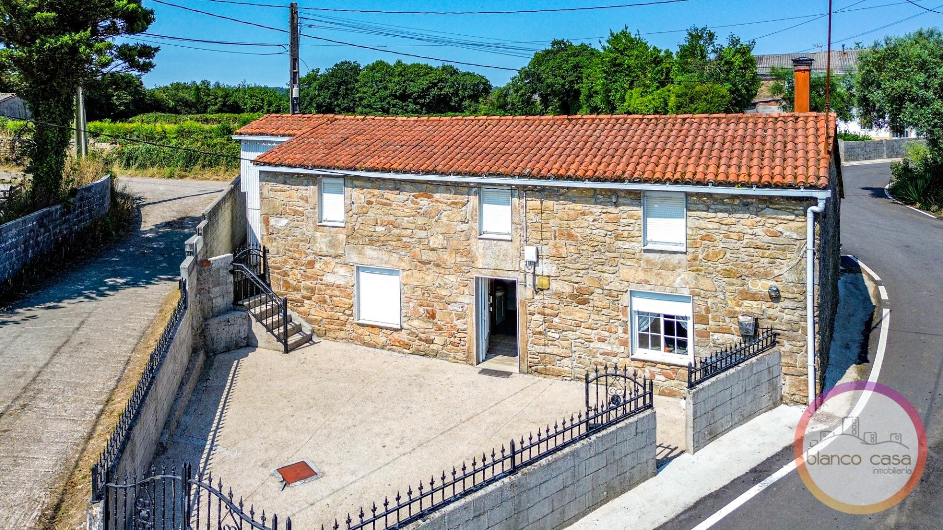 CASA de PIEDRA con HORREO + ALPENDRE en Guldrís (Santa Comba