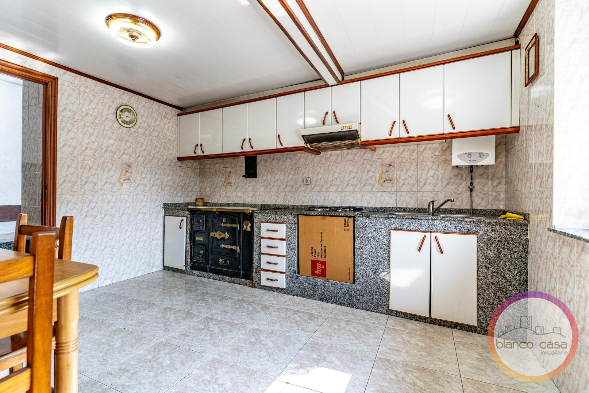 CASA de PIEDRA con HORREO + ALPENDRE en Guldrís (Santa Comba - foto 3