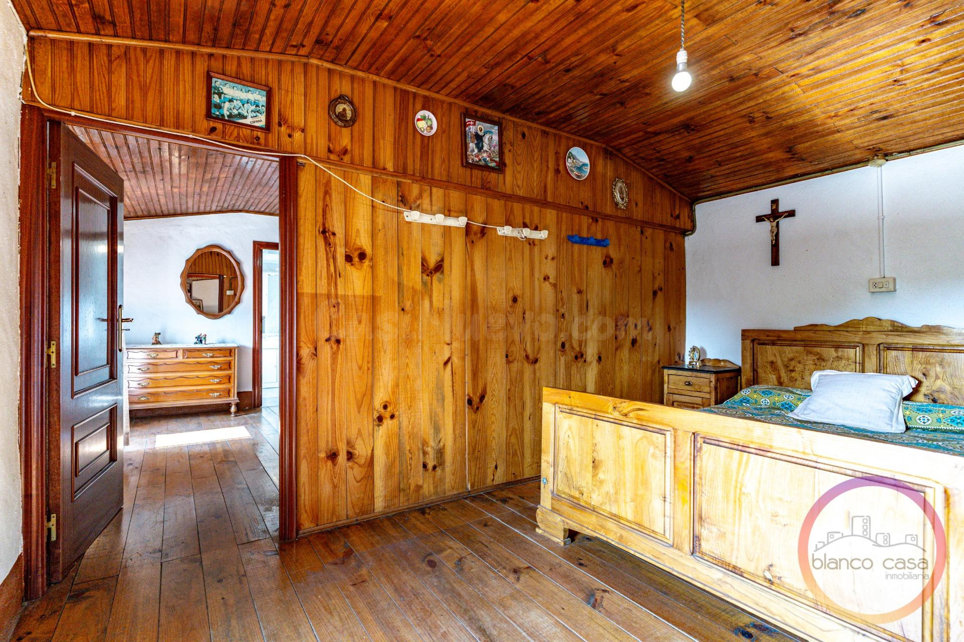 CASA de PIEDRA con HORREO + ALPENDRE en Guldrís (Santa Comba - foto 5