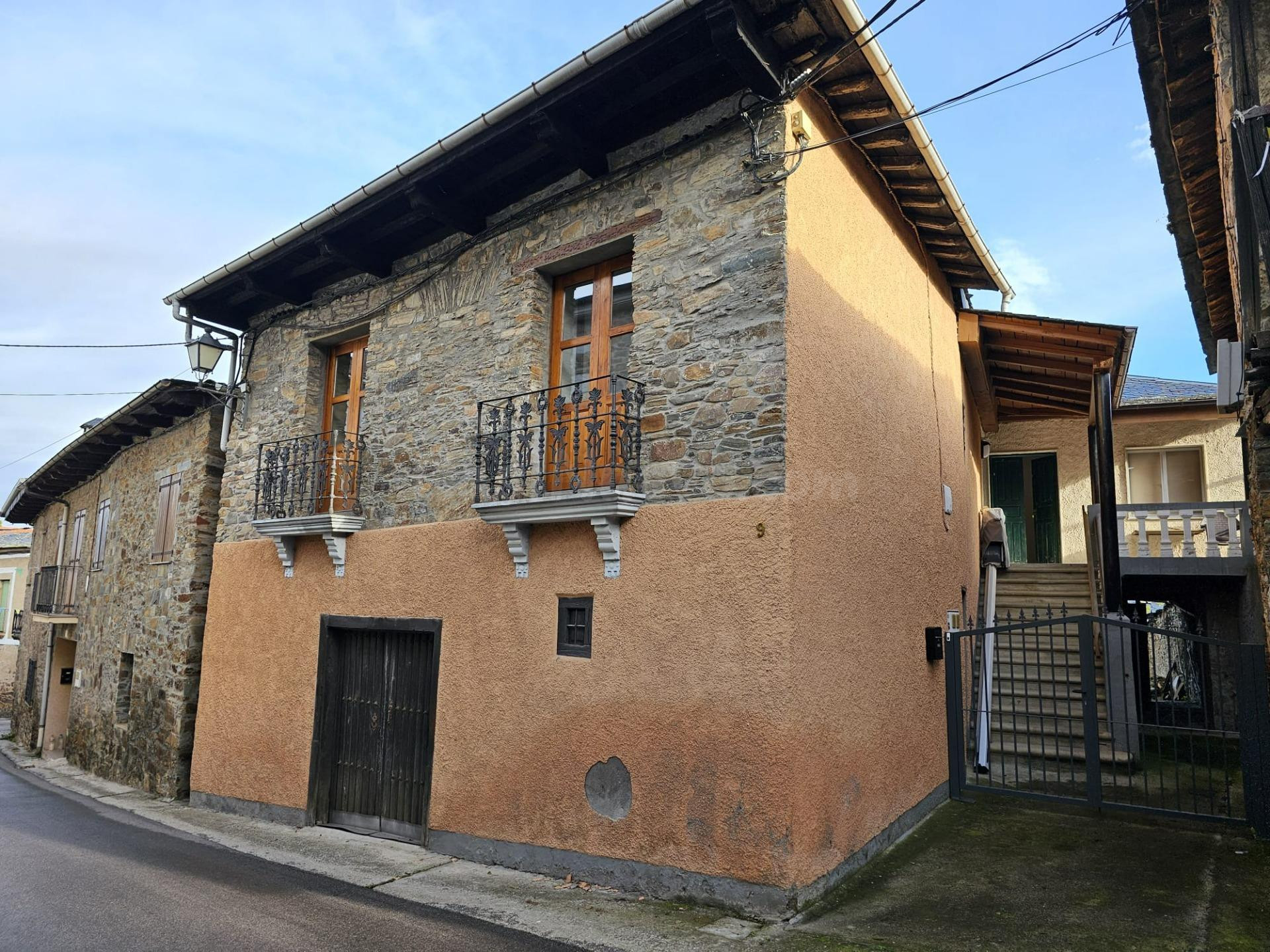 Casa con terreno y finca de 1.442 m