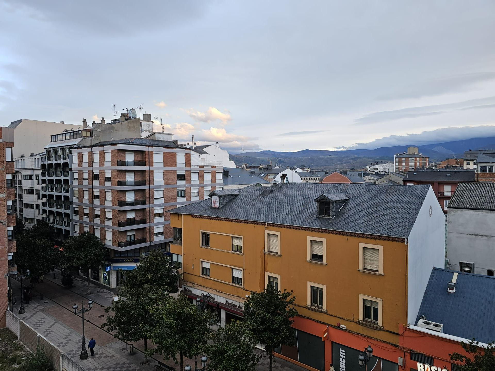 Amplio y Luminoso Piso en el Corazón de Ponferrada - foto 2