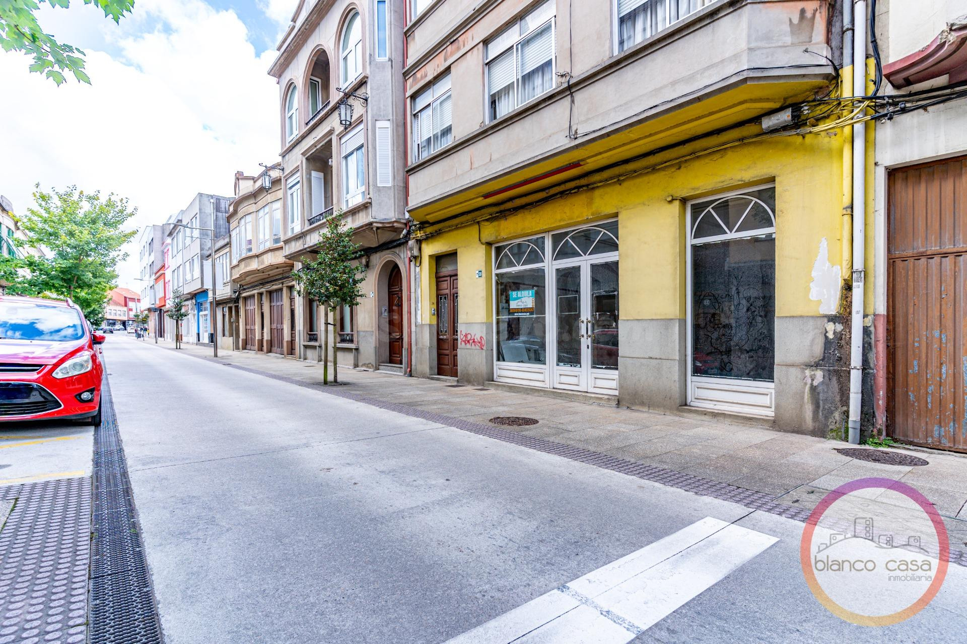 ✨ AMPLIO LOCAL COMERCIAL EN EL CENTRO DE CARBALLO – 450 €/ME