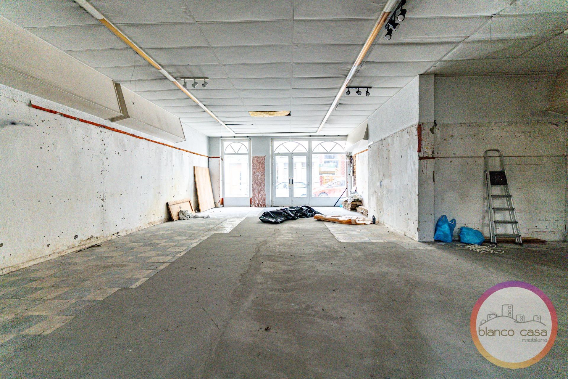 ✨ AMPLIO LOCAL COMERCIAL EN EL CENTRO DE CARBALLO – 450 €/ME - foto 2