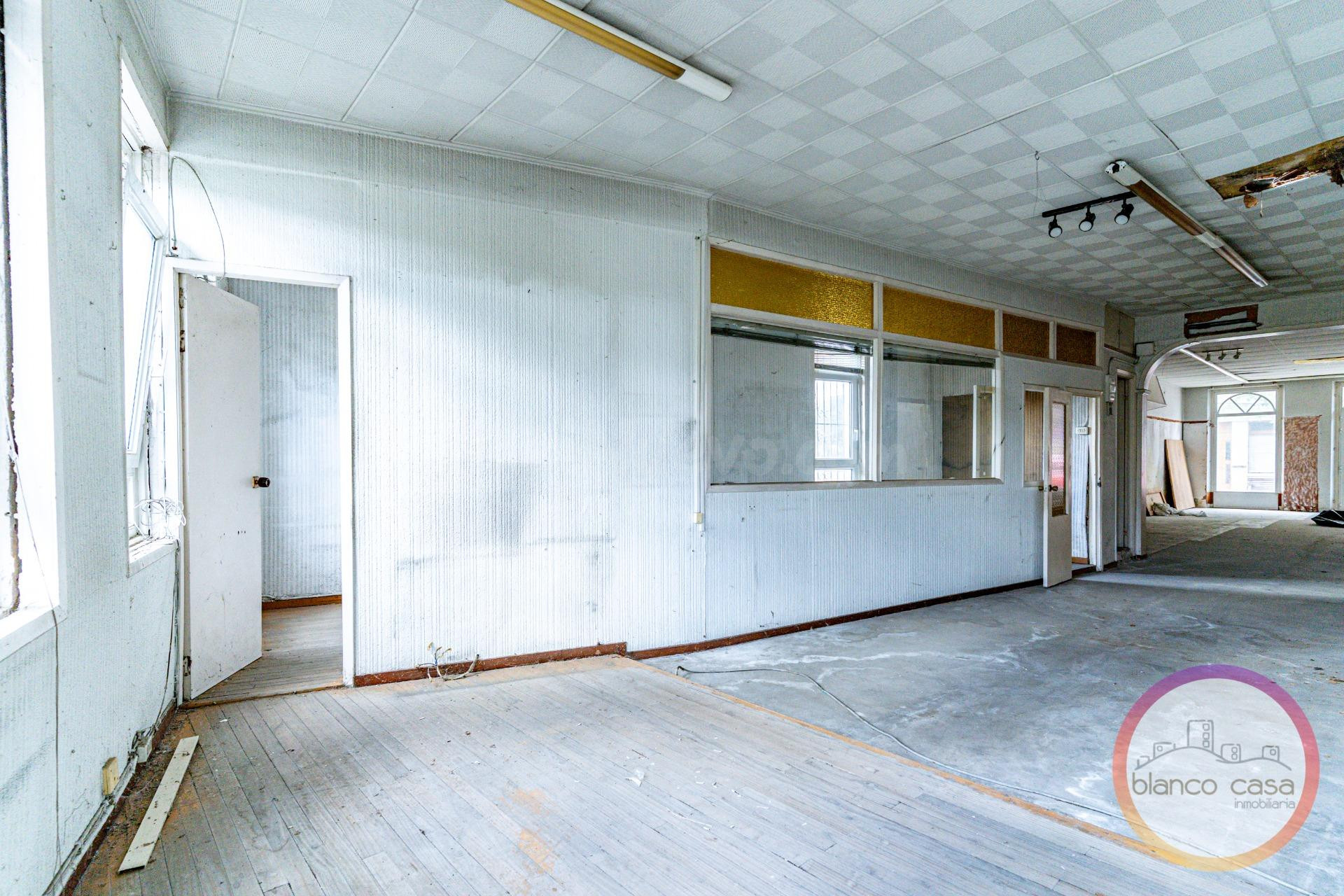 ✨ AMPLIO LOCAL COMERCIAL EN EL CENTRO DE CARBALLO – 450 €/ME - foto 4
