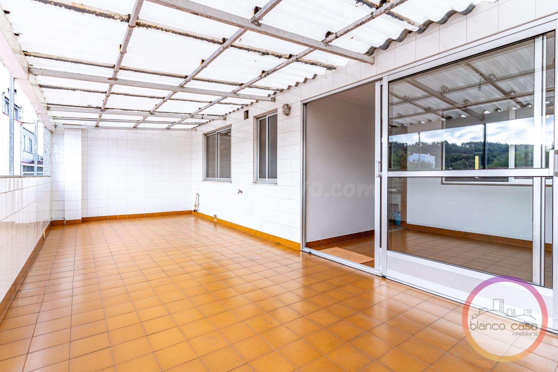 PISO de 140 m2 con TERRAZA en Carballo(A Coruña) por 99.900 