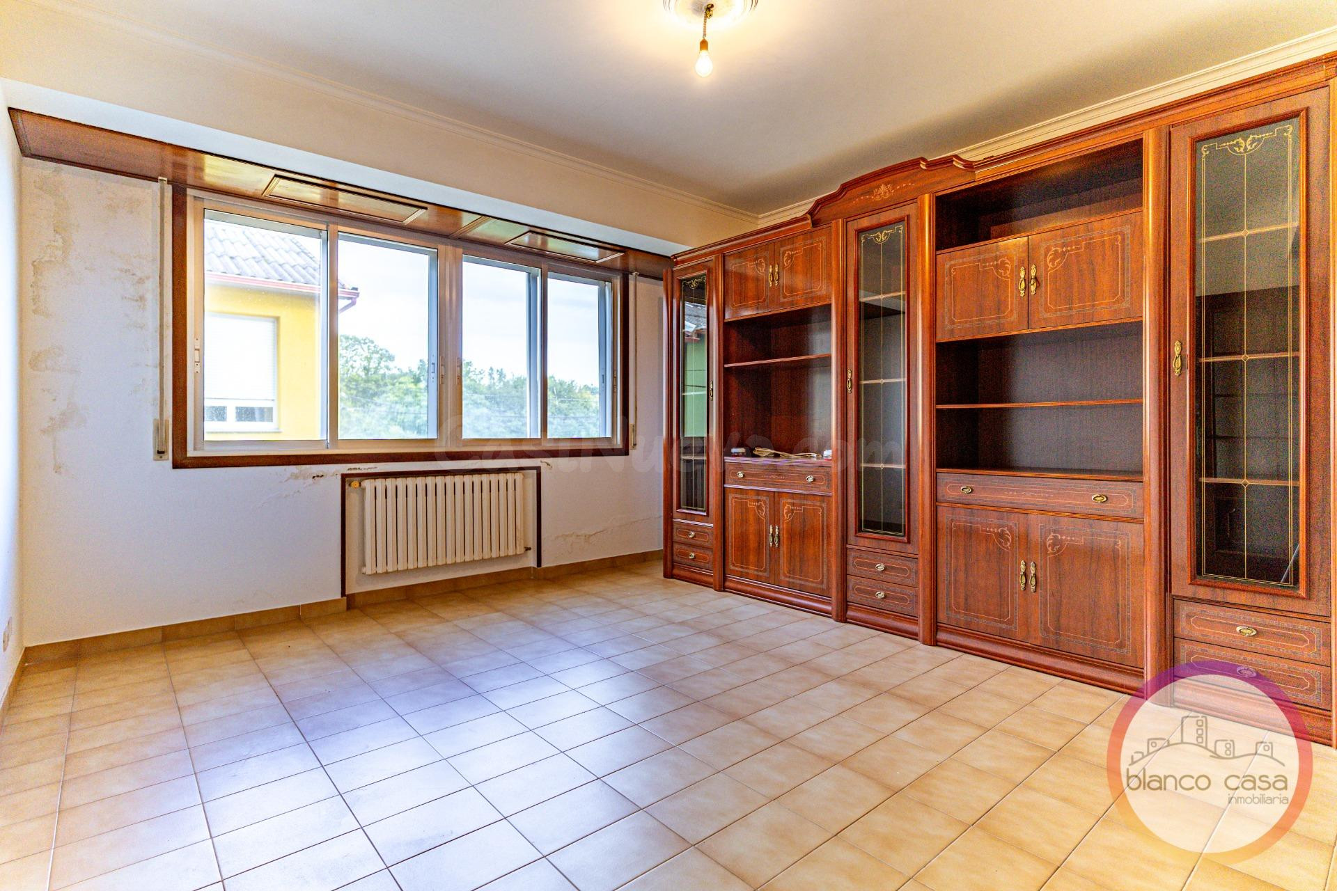 PISO de 140 m2 con TERRAZA en Carballo(A Coruña) por 99.900  - foto 3