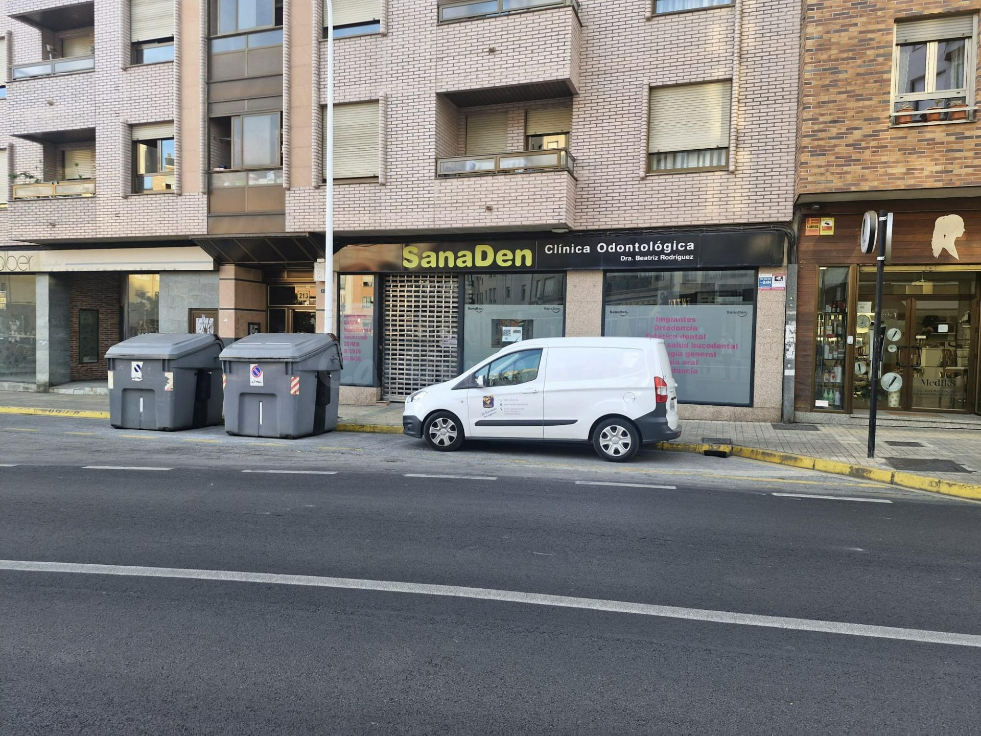 ¡Local Comercial Reformado en el Corazón de Ponferrada! - foto 2