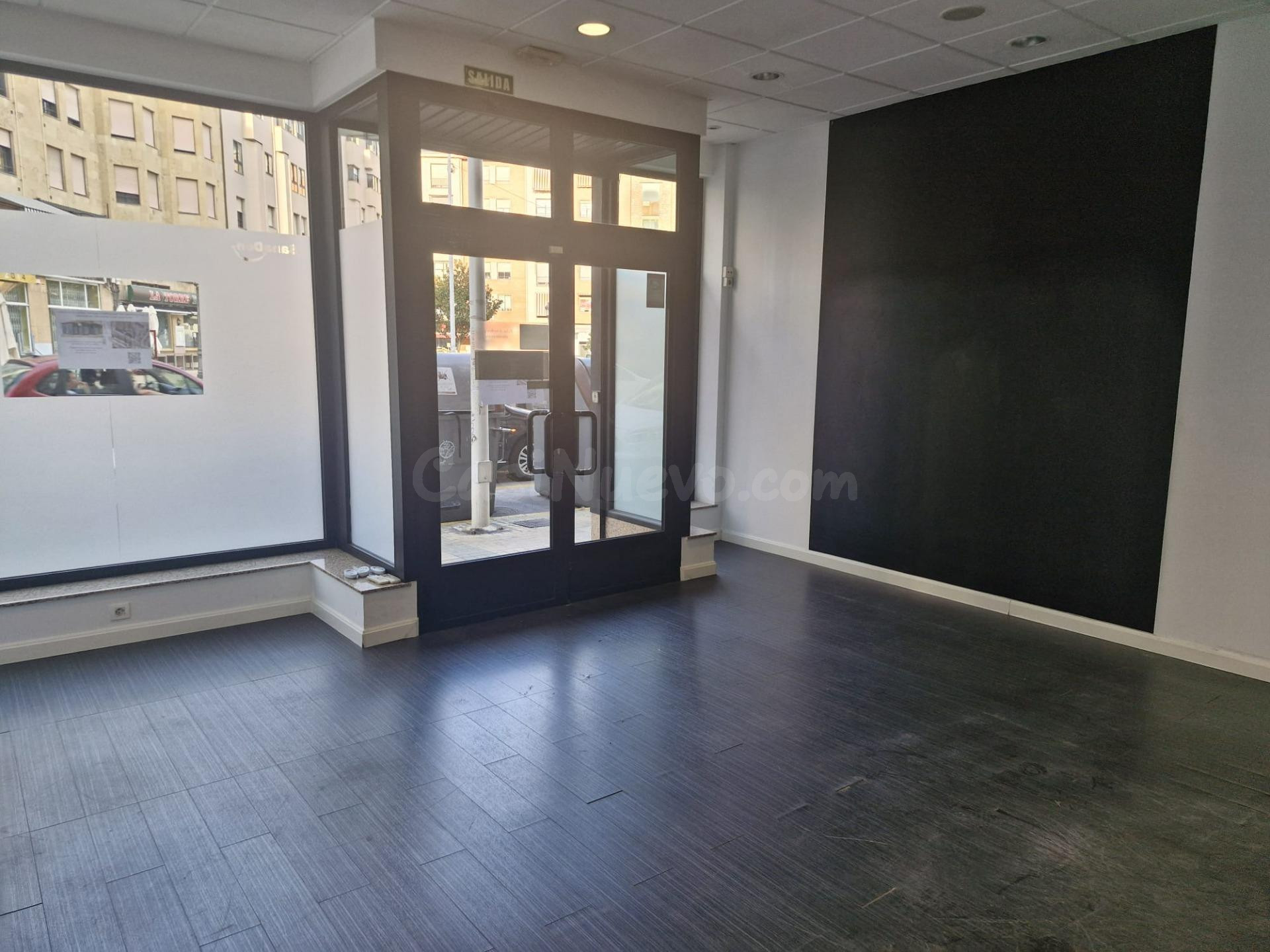 ¡Local Comercial Reformado en el Corazón de Ponferrada! - foto 3