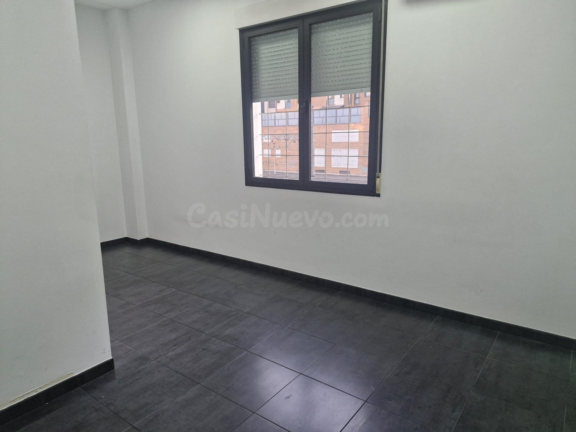 ¡Local Comercial Reformado en el Corazón de Ponferrada! - foto 5