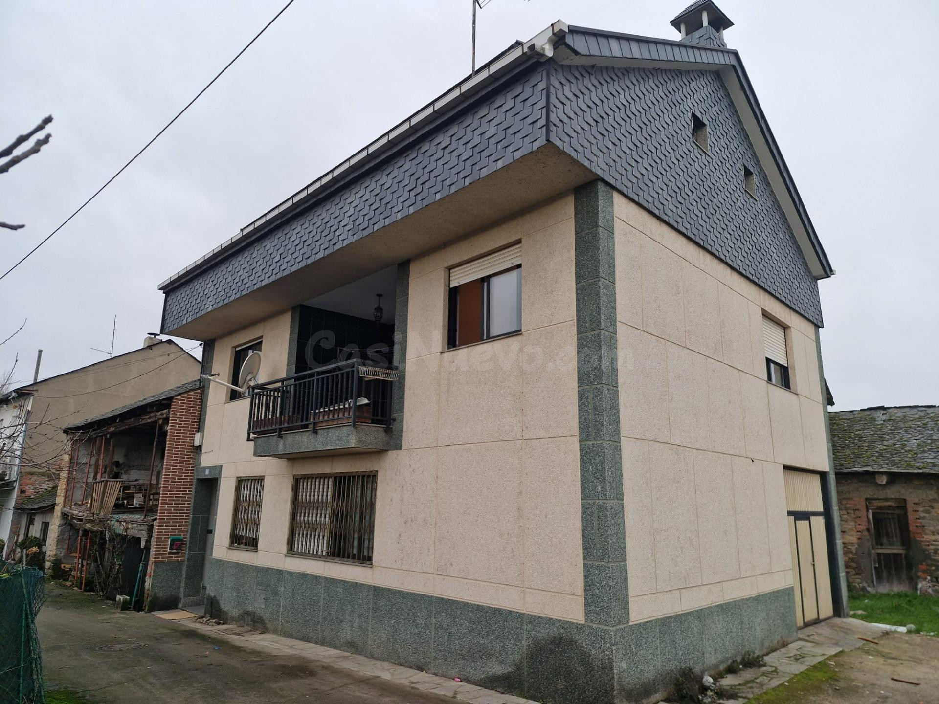 Amplia Casa en Carracedelo: Tu Oportunidad de Renovación a S
