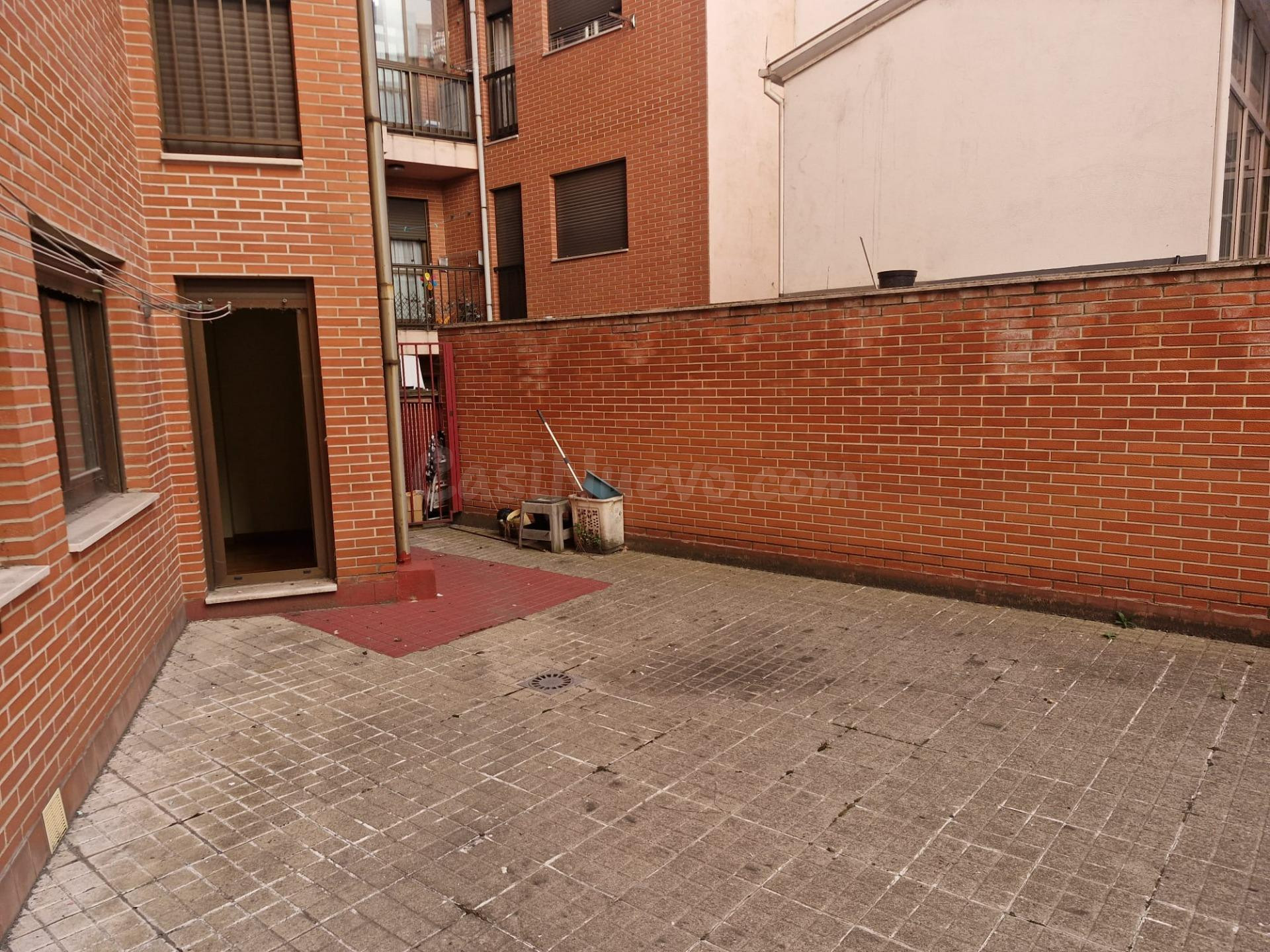 Amplio piso en el corazón de Ponferrada con terraza y parkin - foto 2