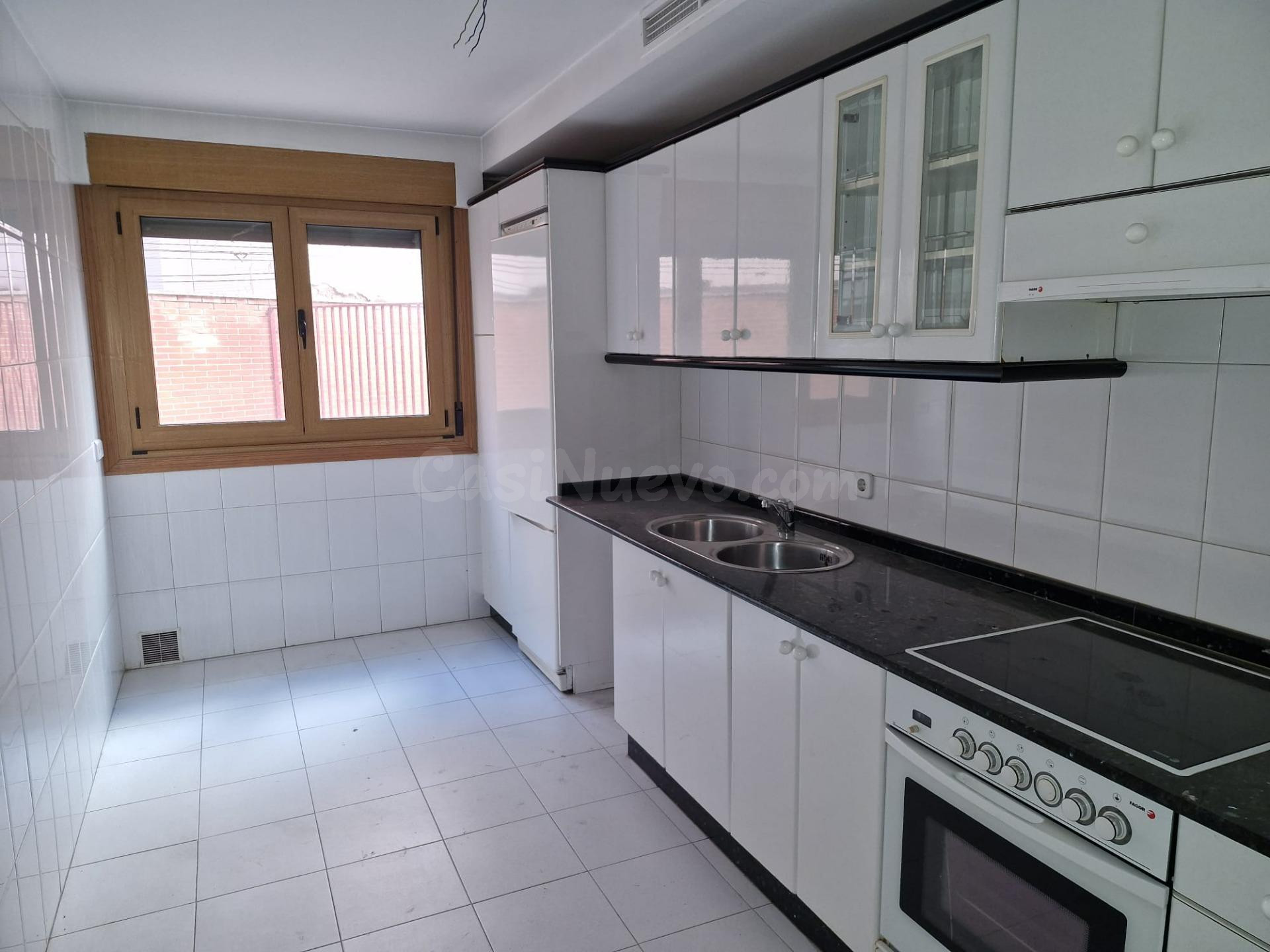 Amplio piso en el corazón de Ponferrada con terraza y parkin - foto 4