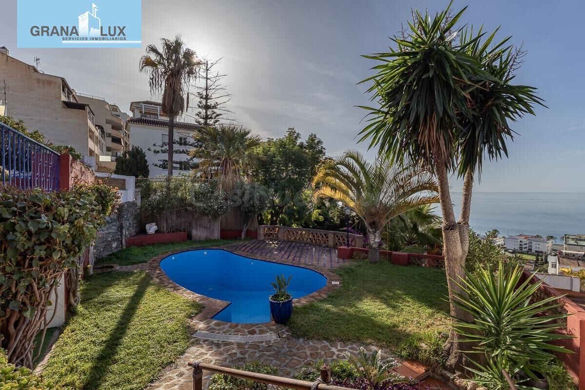CASA SINGULAR CON JARDIN Y VISTAS A LA BAHIA DE LA HERRADURA