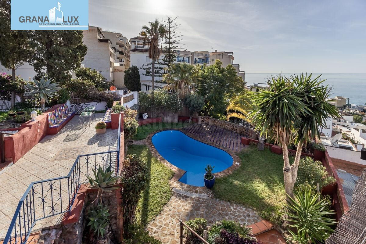 CASA SINGULAR CON JARDIN Y VISTAS A LA BAHIA DE LA HERRADURA - foto 2