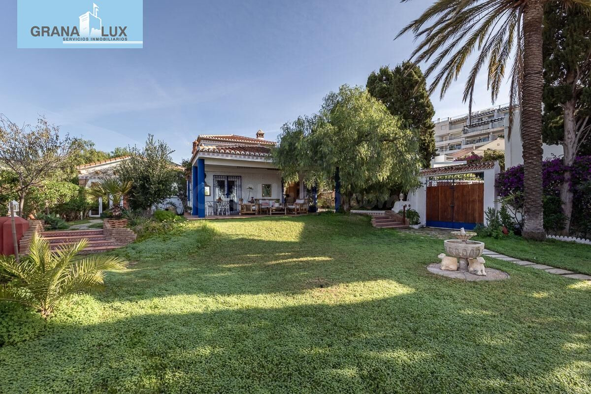 CASA SINGULAR CON JARDIN Y VISTAS A LA BAHIA DE LA HERRADURA - foto 4