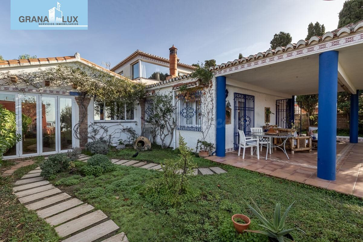 CASA SINGULAR CON JARDIN Y VISTAS A LA BAHIA DE LA HERRADURA - foto 5