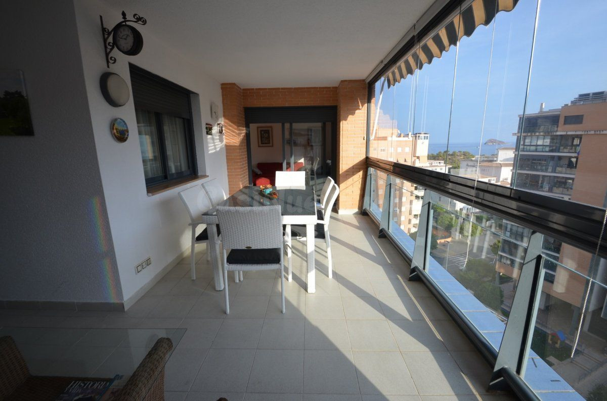 SE ALQUILA POR TEMPORADA ÁTICO DE DOS DORMITORIOS EN CALA VILLAJOYOSA. SEVENDGROUP.ES