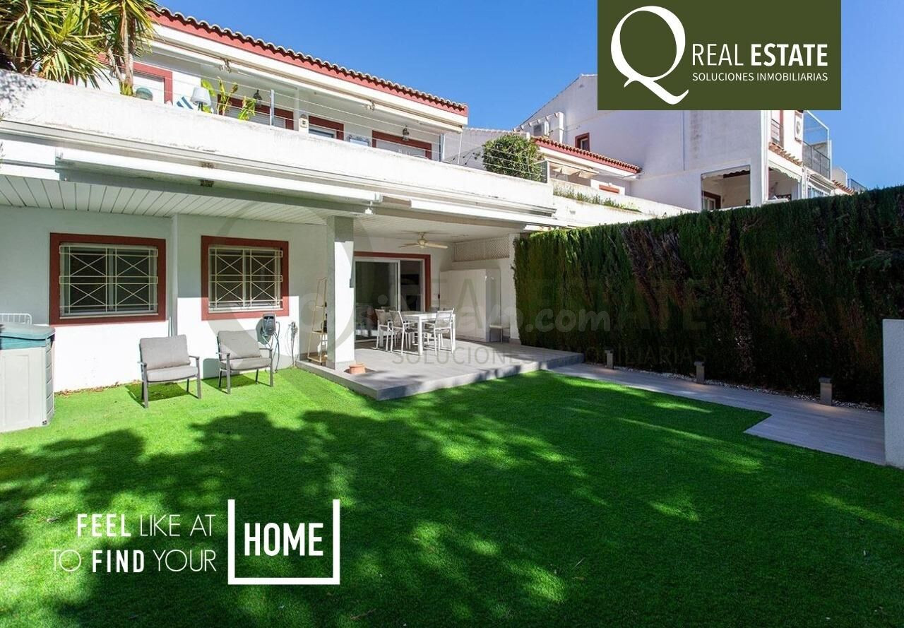 Bungalow en venta en Playa de San Juan con jardín y piscina.
