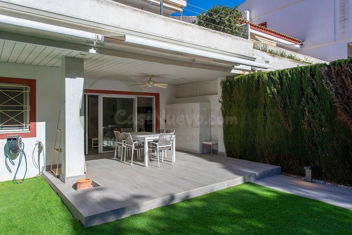 Bungalow en venta en Playa de San Juan con jardín y piscina. - foto 2