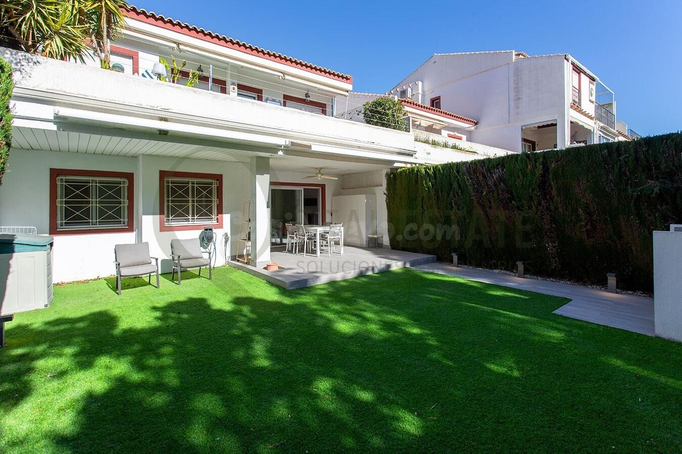 Bungalow en venta en Playa de San Juan con jardín y piscina. - foto 4