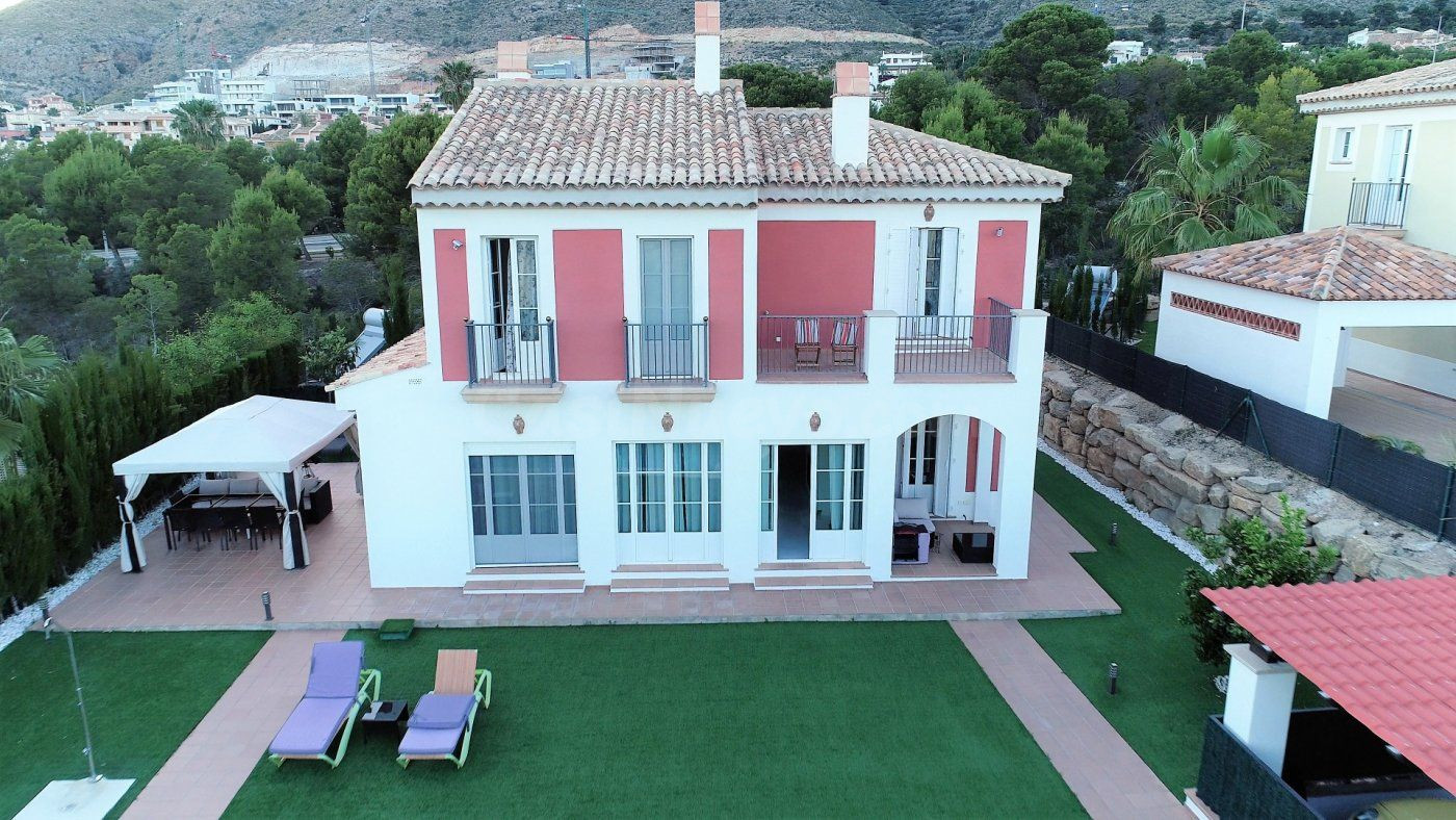 SE VENDE VILLA DE LUJO CON PISCINA PROPIA EN ZONA DE SIERRA CORTINA, FINESTRAT! SEVENDGROUP.COM!