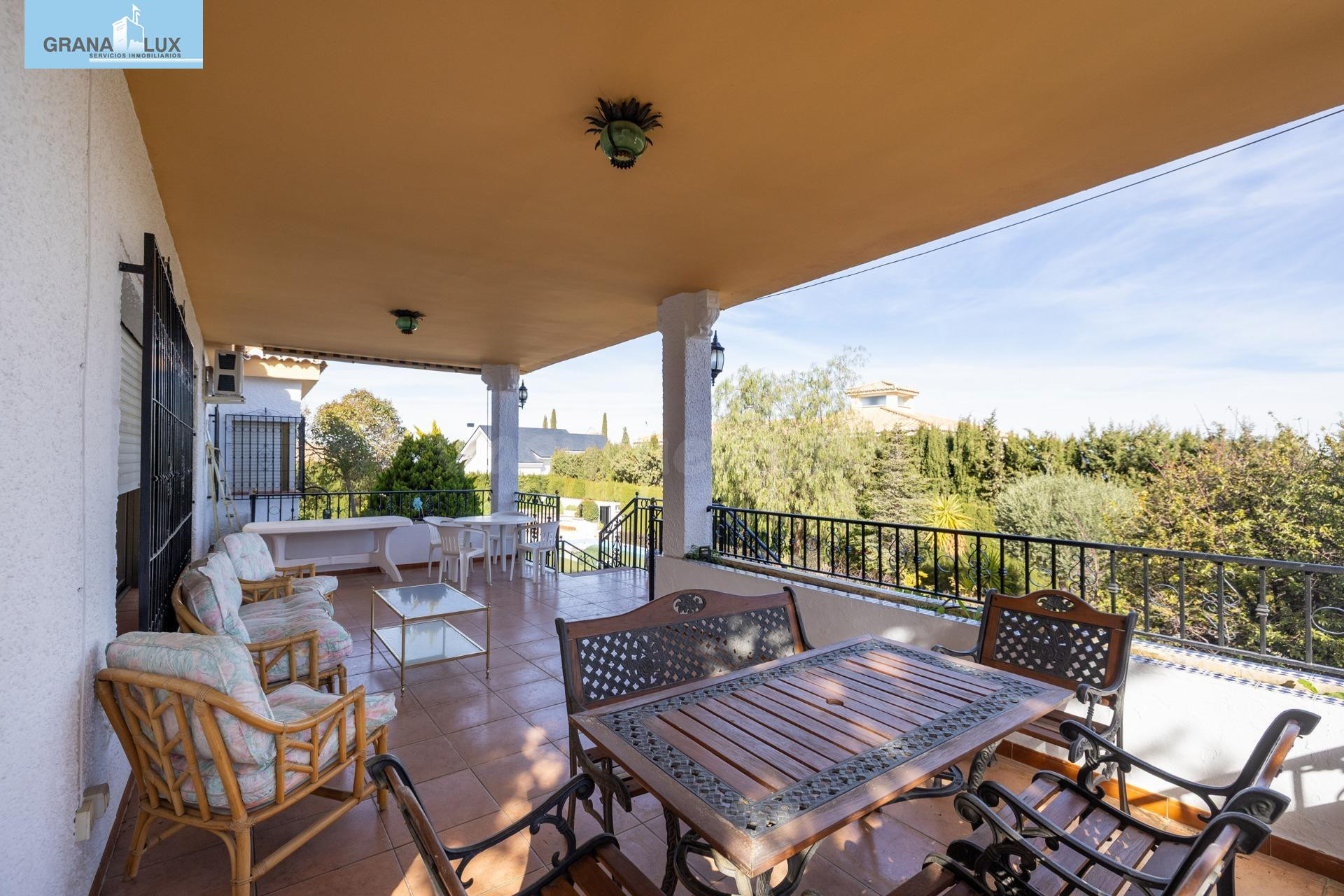 Estupendo chalet en urbanización Los Alixares de Otura