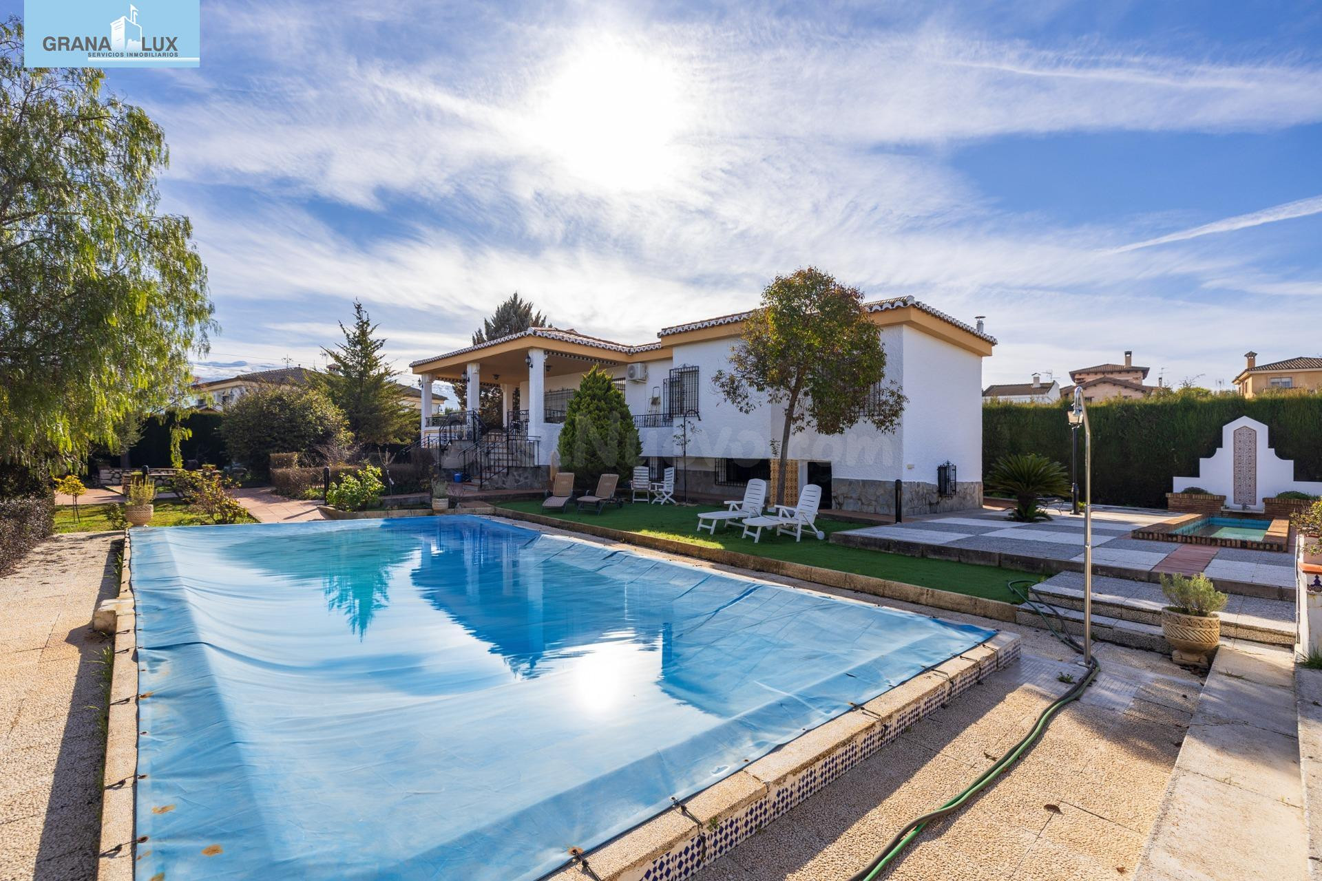 Estupendo chalet en urbanización Los Alixares de Otura - foto 2