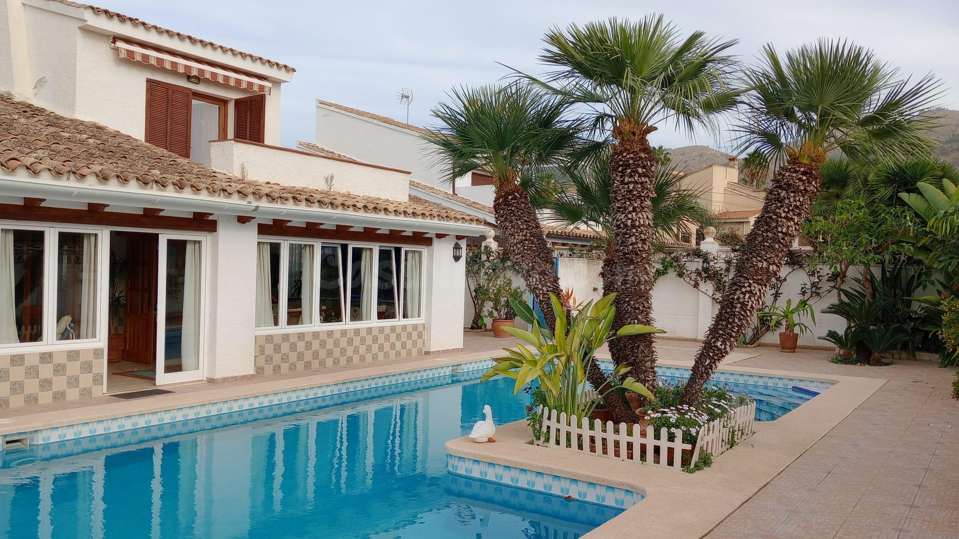 Gran chalet independiente en lujosa urbanización Rocas Blanc
