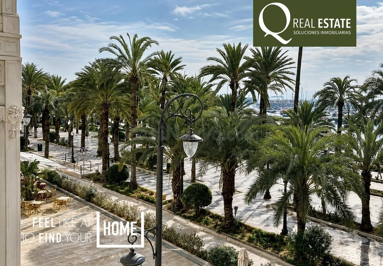 Piso en la Explanada de Alicante con vistas al mar y gran potencial de reforma