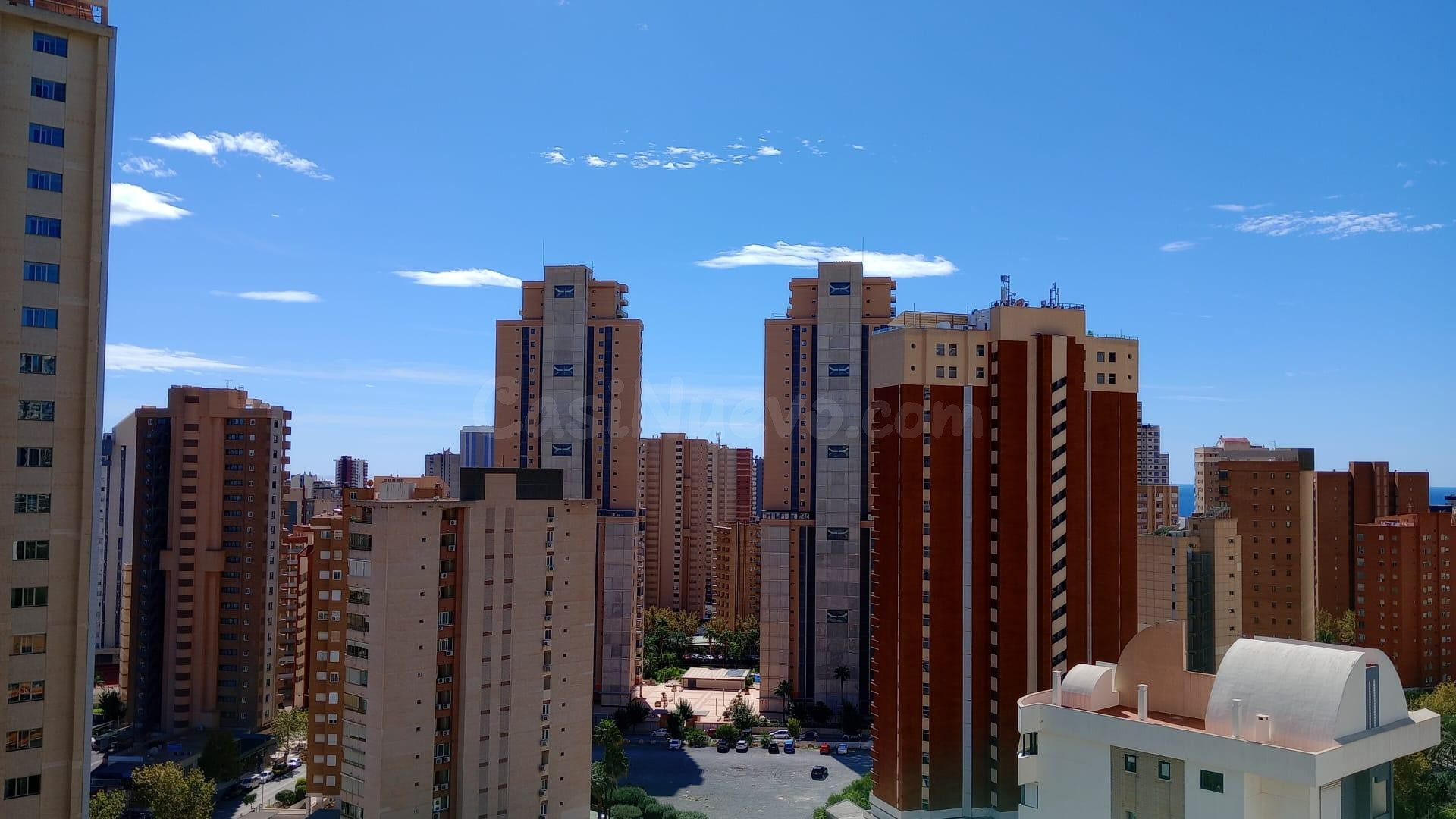 Apartamento con 2 dormitorios y amplia terraza acristalada en zona Levante.
